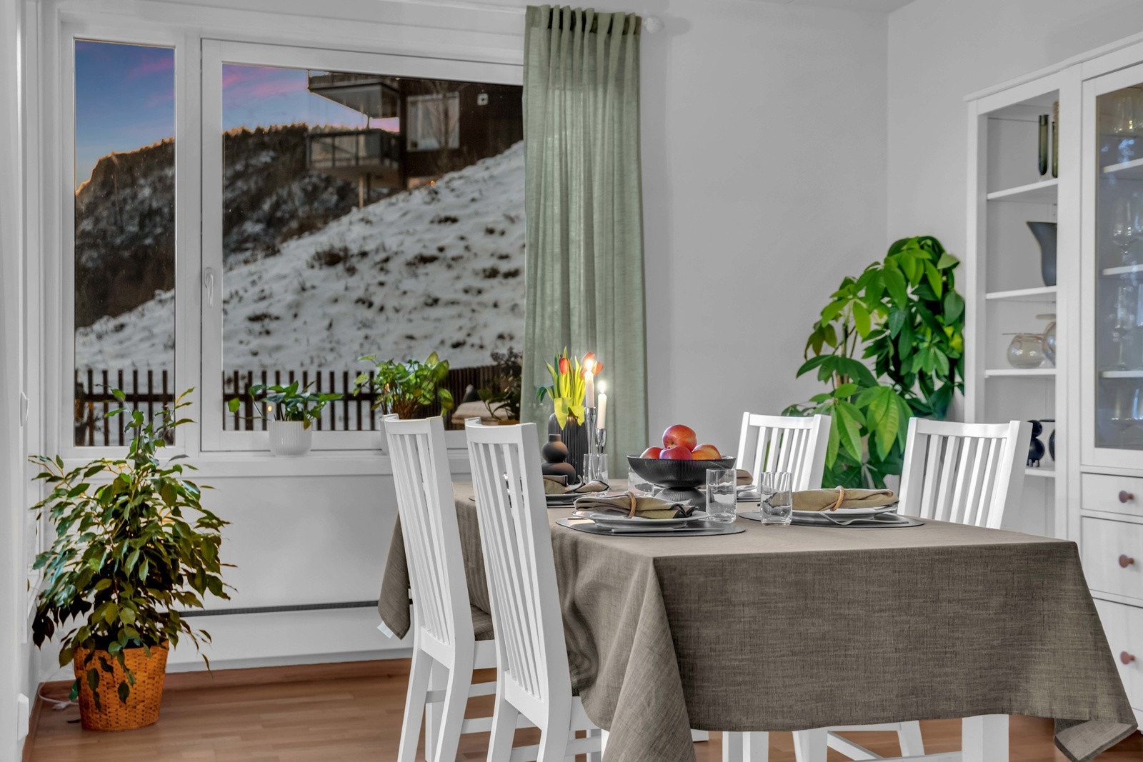 Det er god plass til spisestuedel i stuen Galleribilde