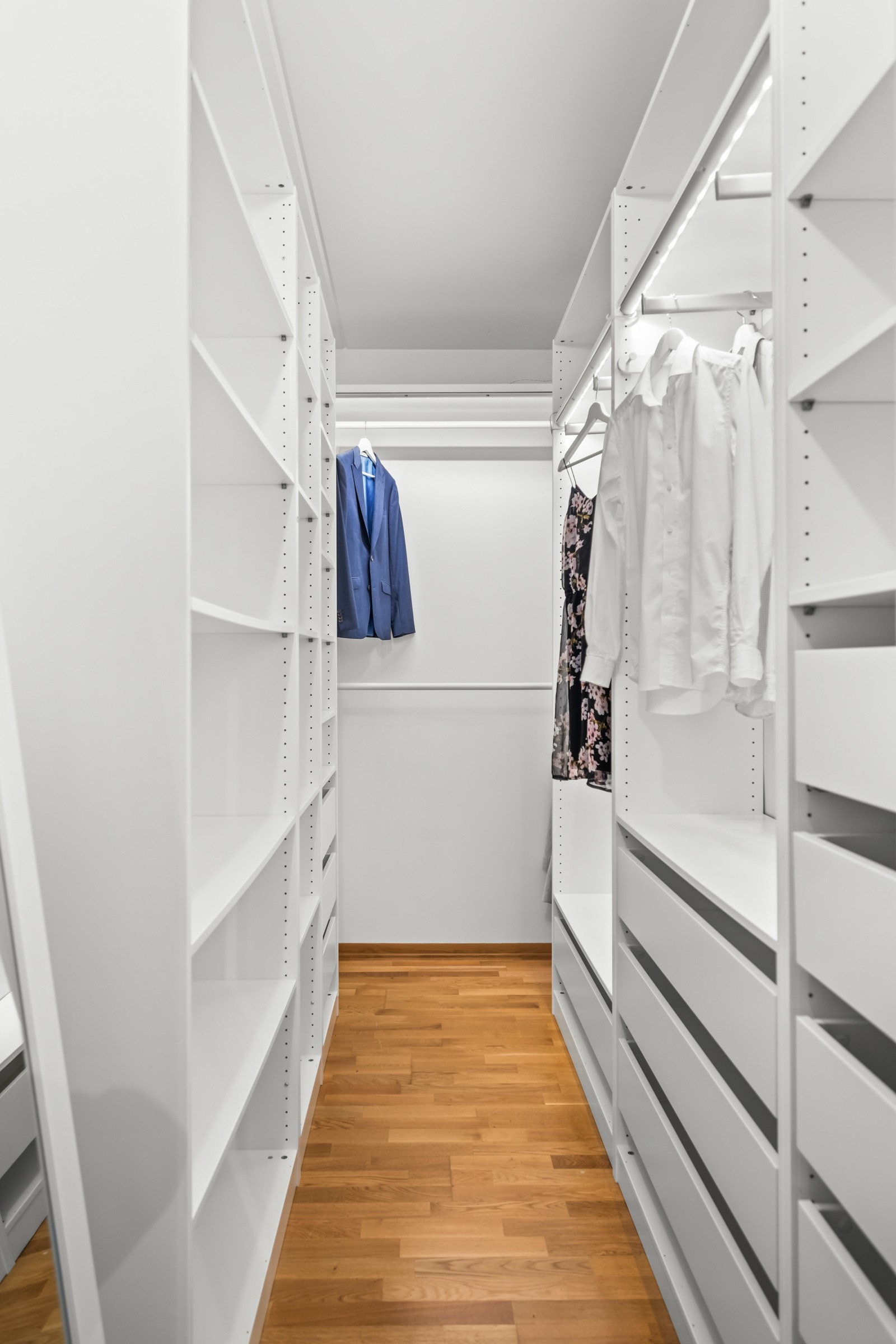 Bodrom innredet med skap sørger for god oversikt over garderoben din Galleribilde