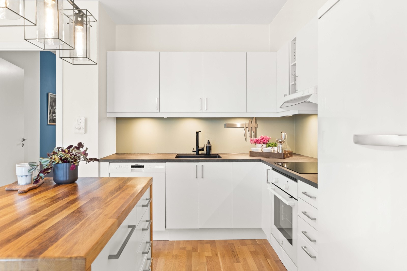 Kjøkkenet er fornyet med nye fronter, ny benkeplate, nytt servant med blandebatteri, underlimt vask, samt nytt komfyr og platetopp. Galleribilde