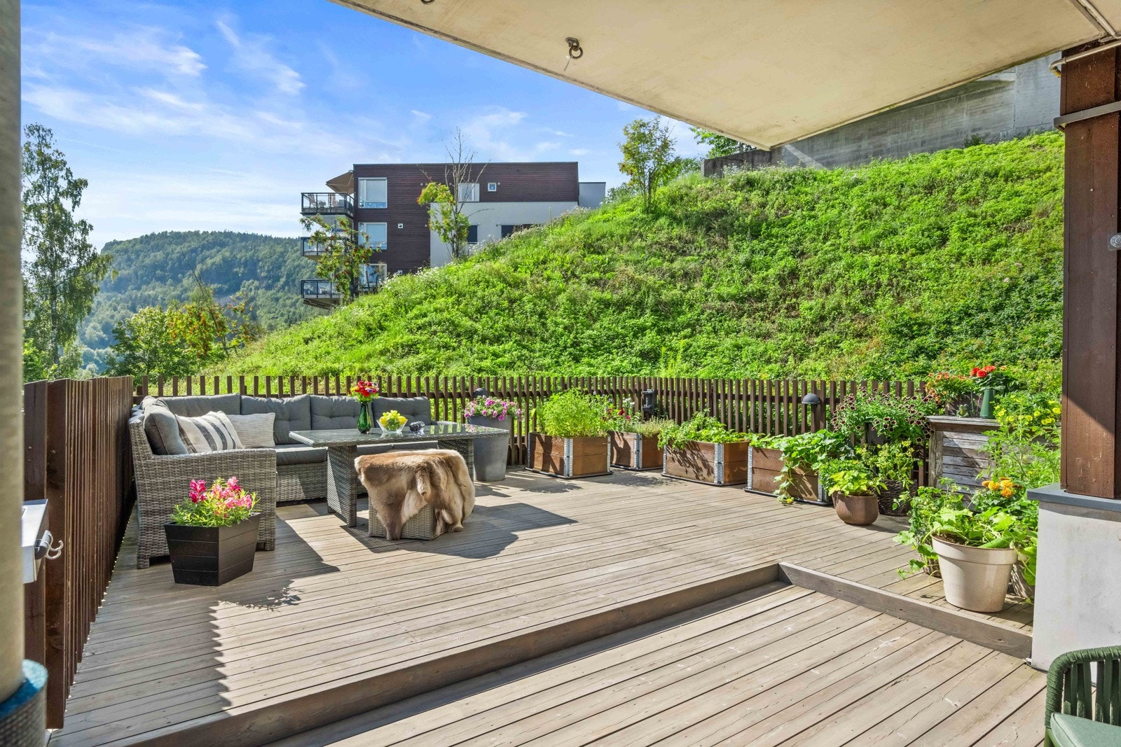 På terrassen er det god plass til utemøblement, grill, plantekasser samt annen innredning Galleribilde