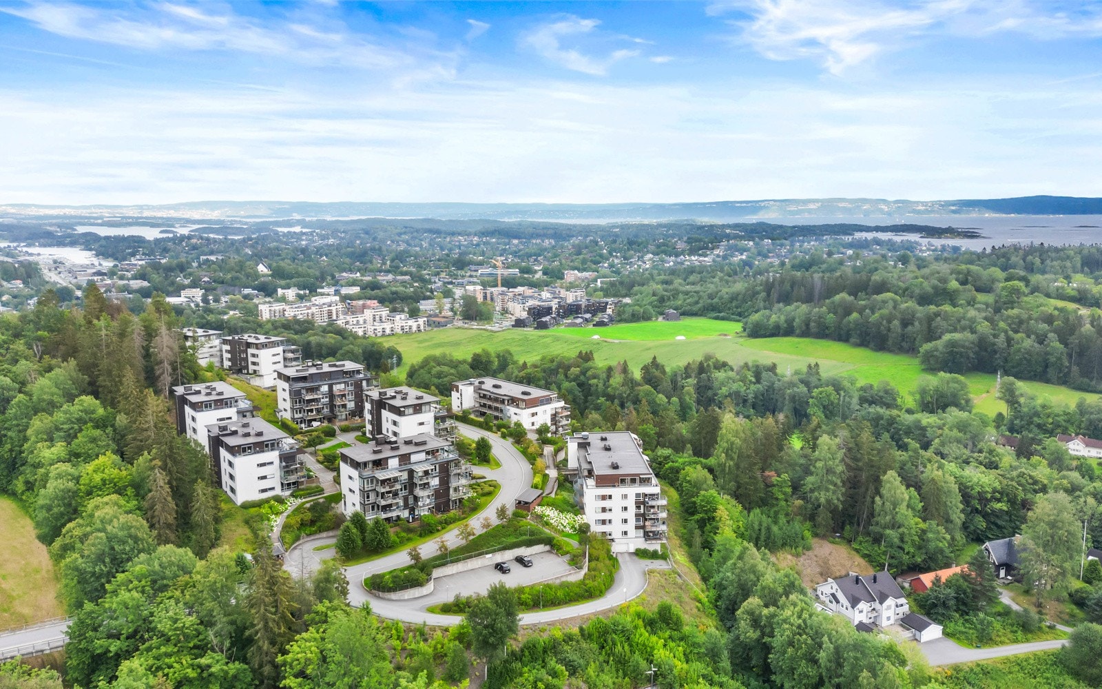 Beliggenheten er ideell med kort avstand til både Asker og Sandvika sentrum, samt gode offentlige transportforbindelser. Galleribilde