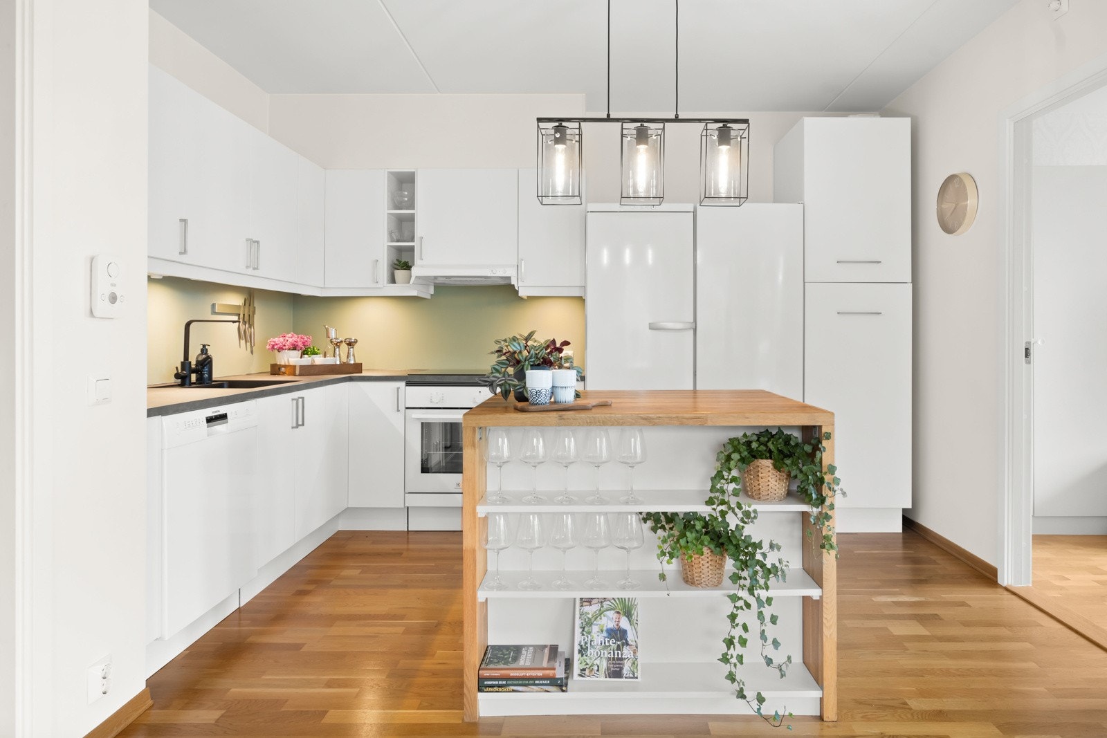 Svært praktisk kjøkkenøy byr på rikelig med oppbevaringsplass og kan også være et flott serveringssted ved middagsbesøk Galleribilde