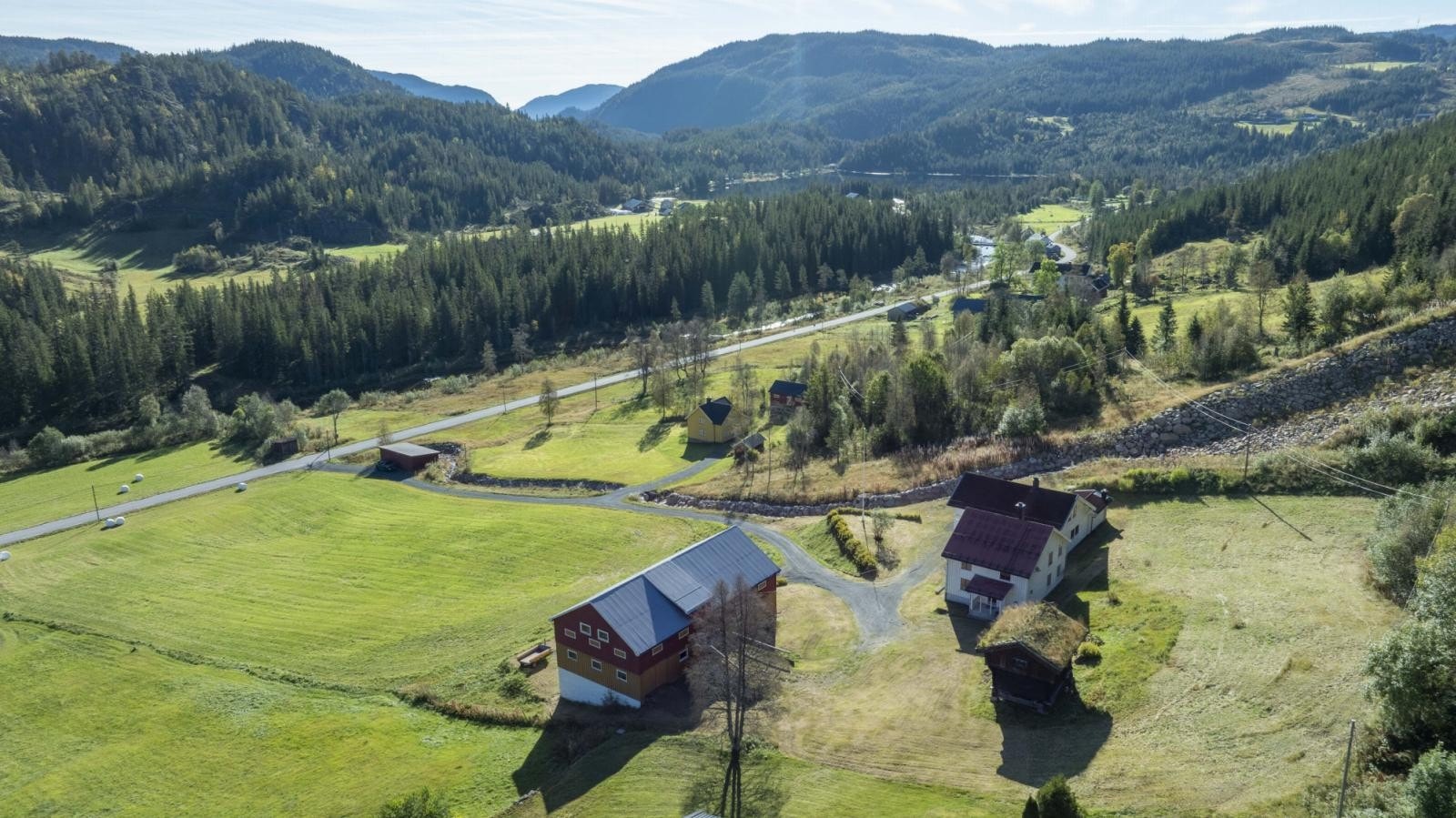 Omringet av vakkert skogs- og fjellandskap Galleribilde