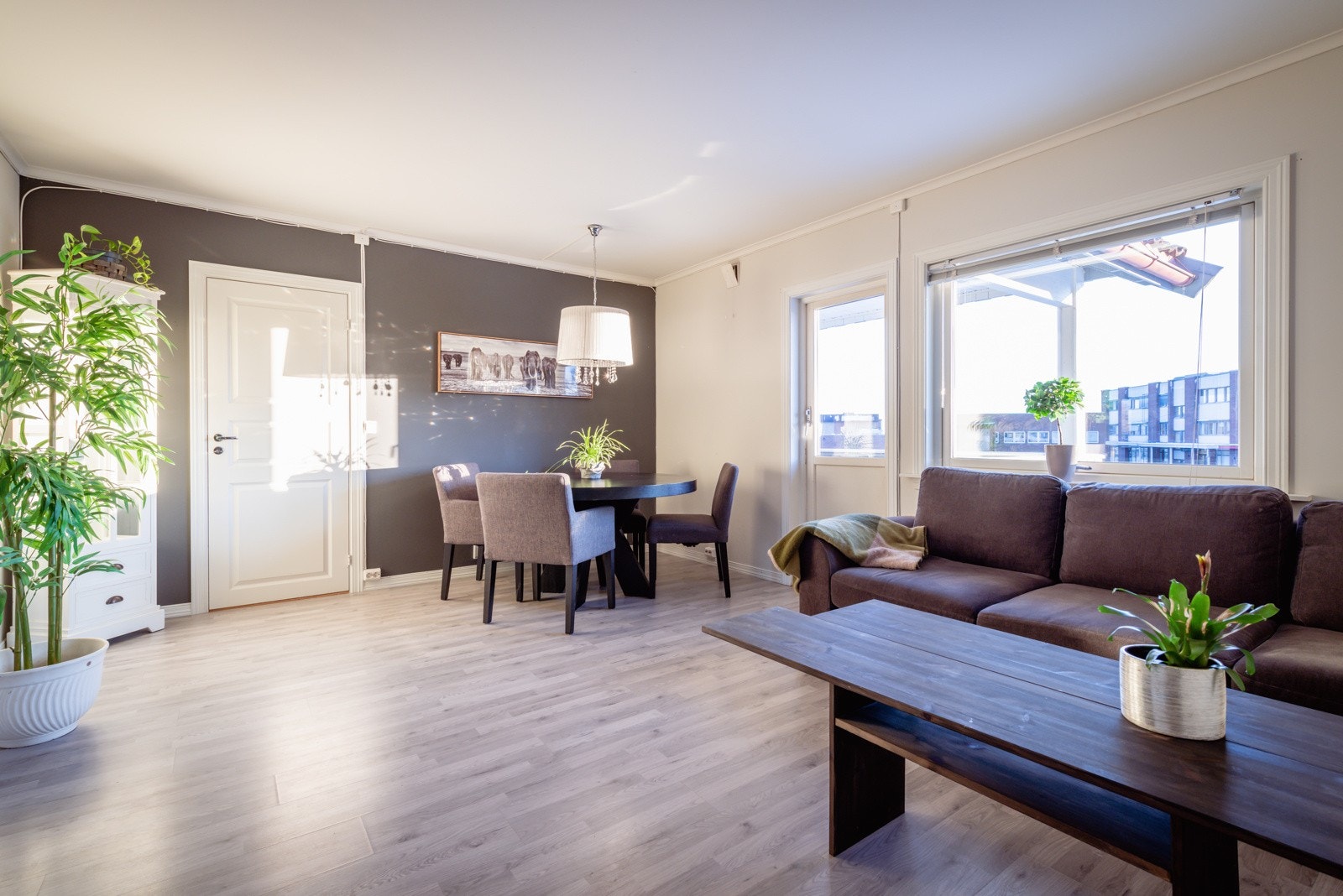 Leiligheten har et lyst og moderne preg. De fleste overflater er pusset opp i perioden 2017-2019. Galleribilde