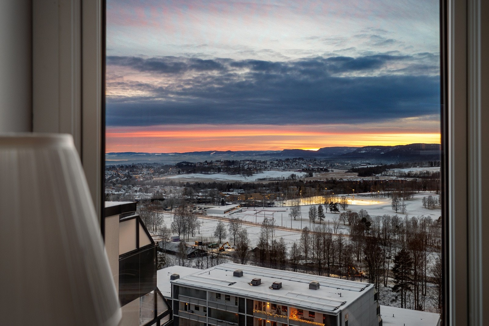 Alle soverommene har nydelig utsikt til landskapet og fjorden. Galleribilde