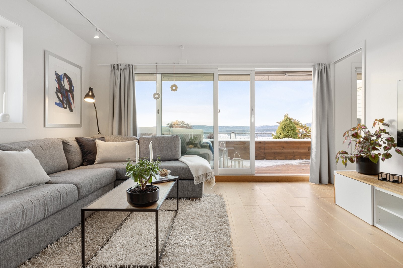 En skyvedør fører ut til terrassen og bader rommet i dagslys fra sydvest. Galleribilde