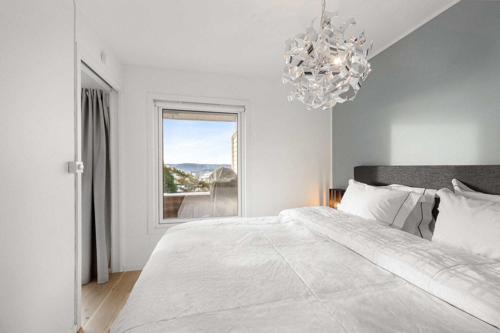 Hovedsoverommet er lyst og luftig med adkomst via skyvedør fra stuen. Galleribilde