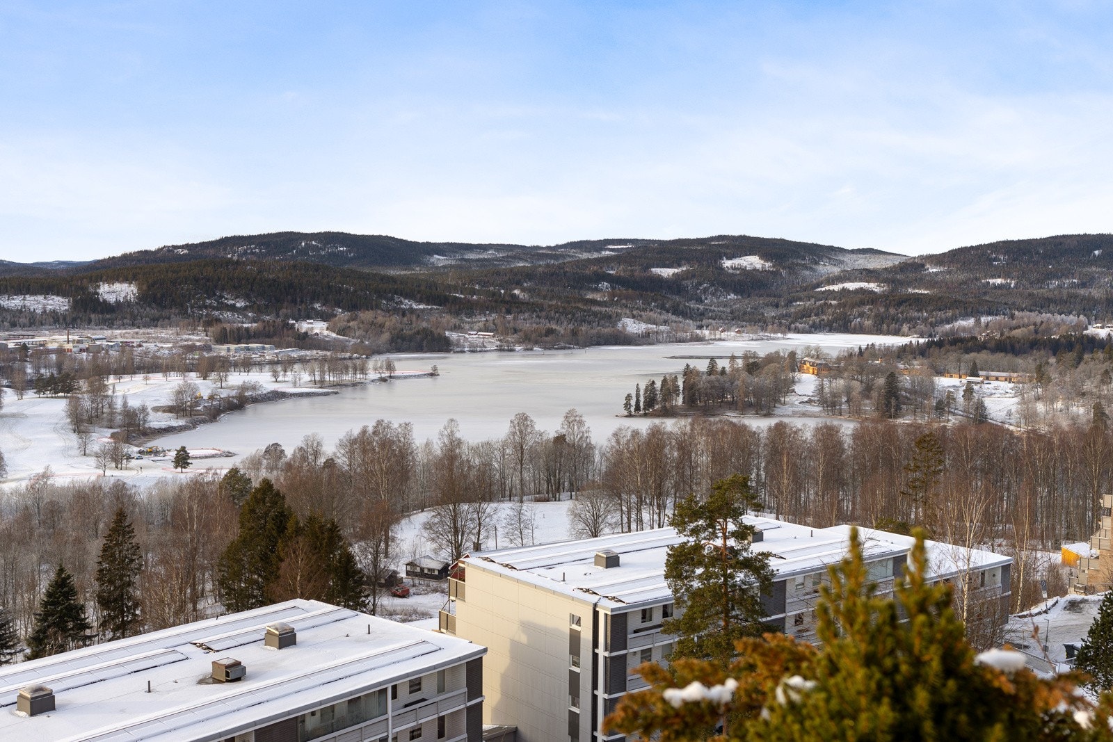 I nærområdet ligger Bogstadvannet og Oslo Golfklubb med en av de mest kompakte mesterskapsbanene i Norge. Galleribilde