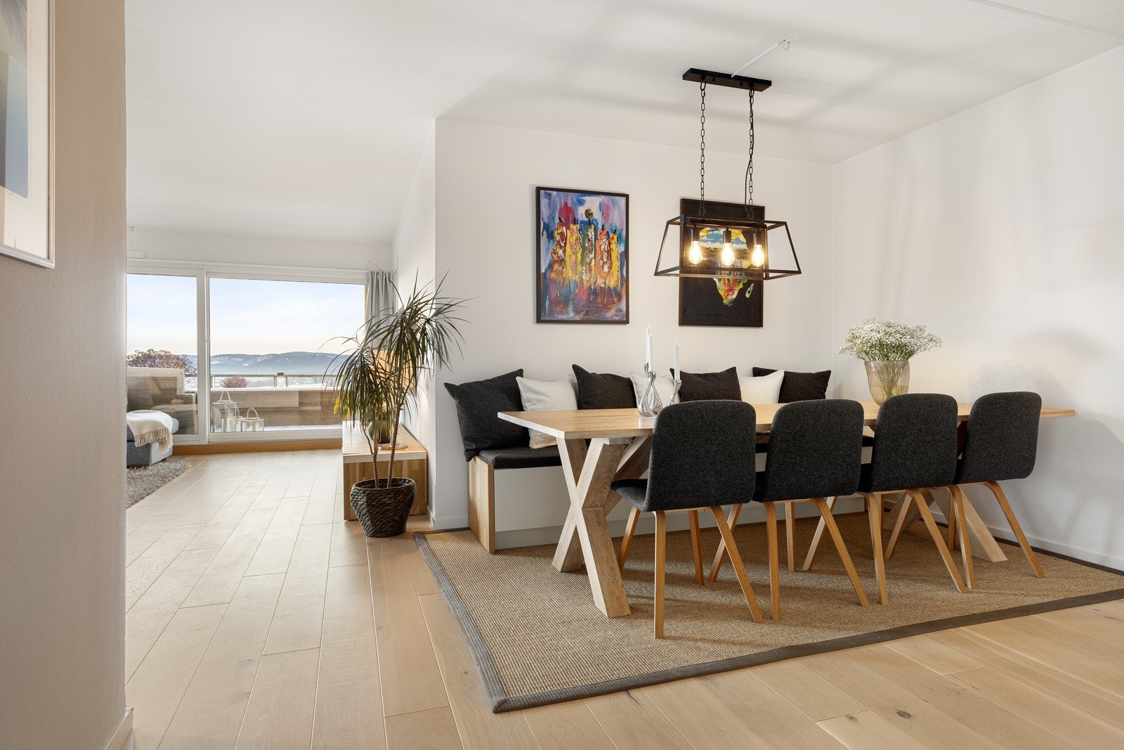 Det er god plass til et større spisebord i den naturlige spisestuesonen. Galleribilde