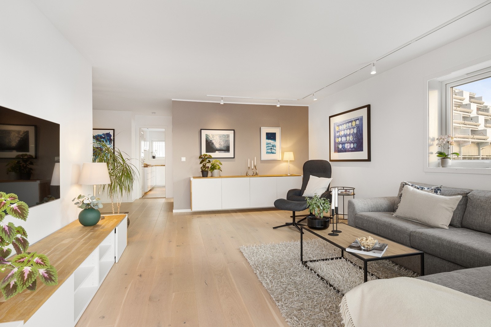 Stuen lar seg enkelt møblere med tv-lounge, spisestue, kosekrok og annet etter behov. Galleribilde