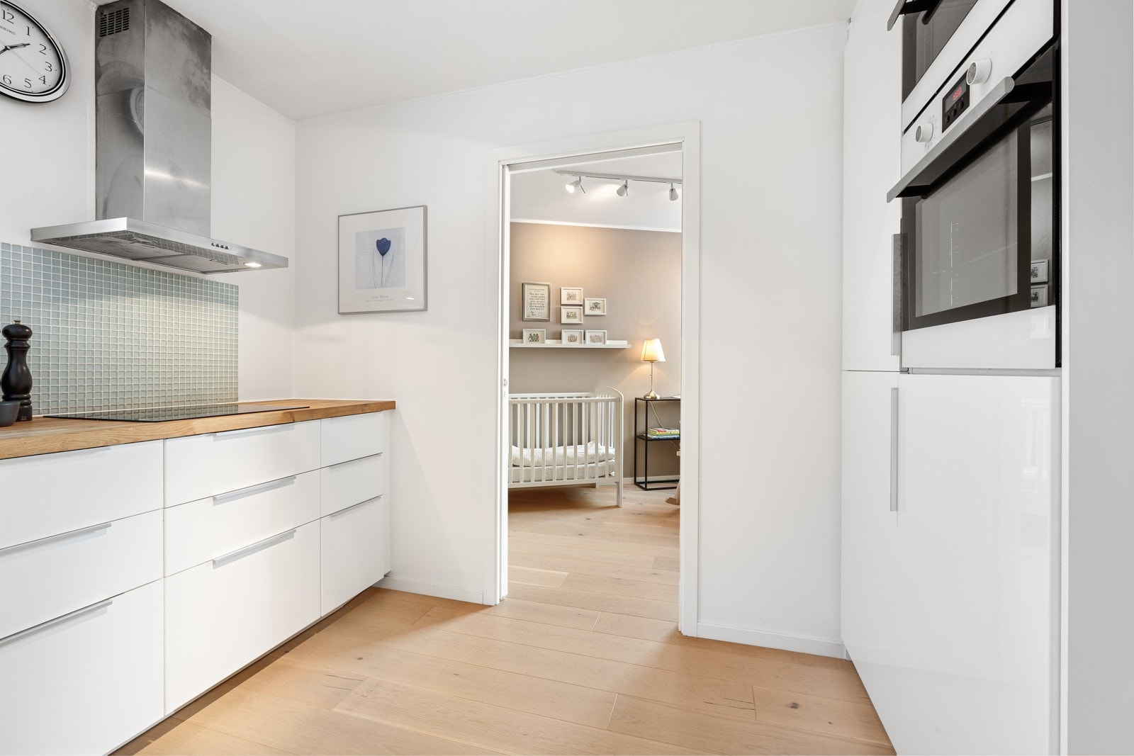 Fra kjøkkenet fører en skyvedør inn til det ene soverommet, mens de to andre har adkomst fra stuen. Galleribilde