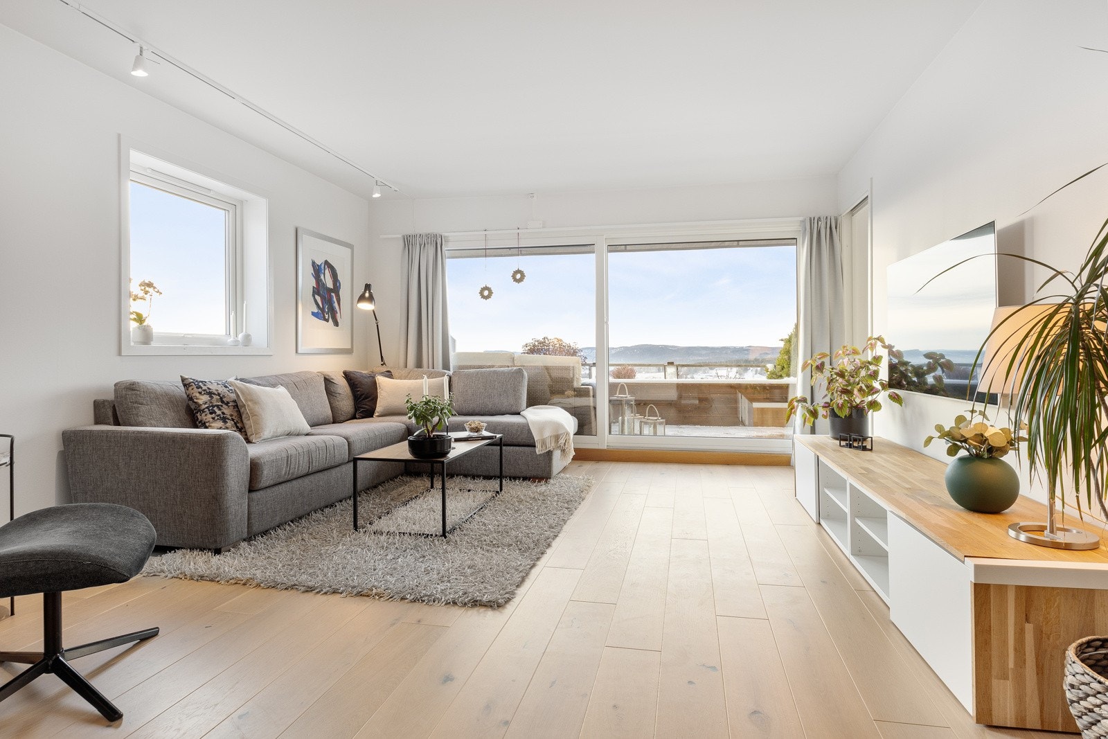 Stuen er ekstra lys og luftig med gode vindusflater på to sider, der vinduet i gavlveggen ble satt inn i 2020. Galleribilde
