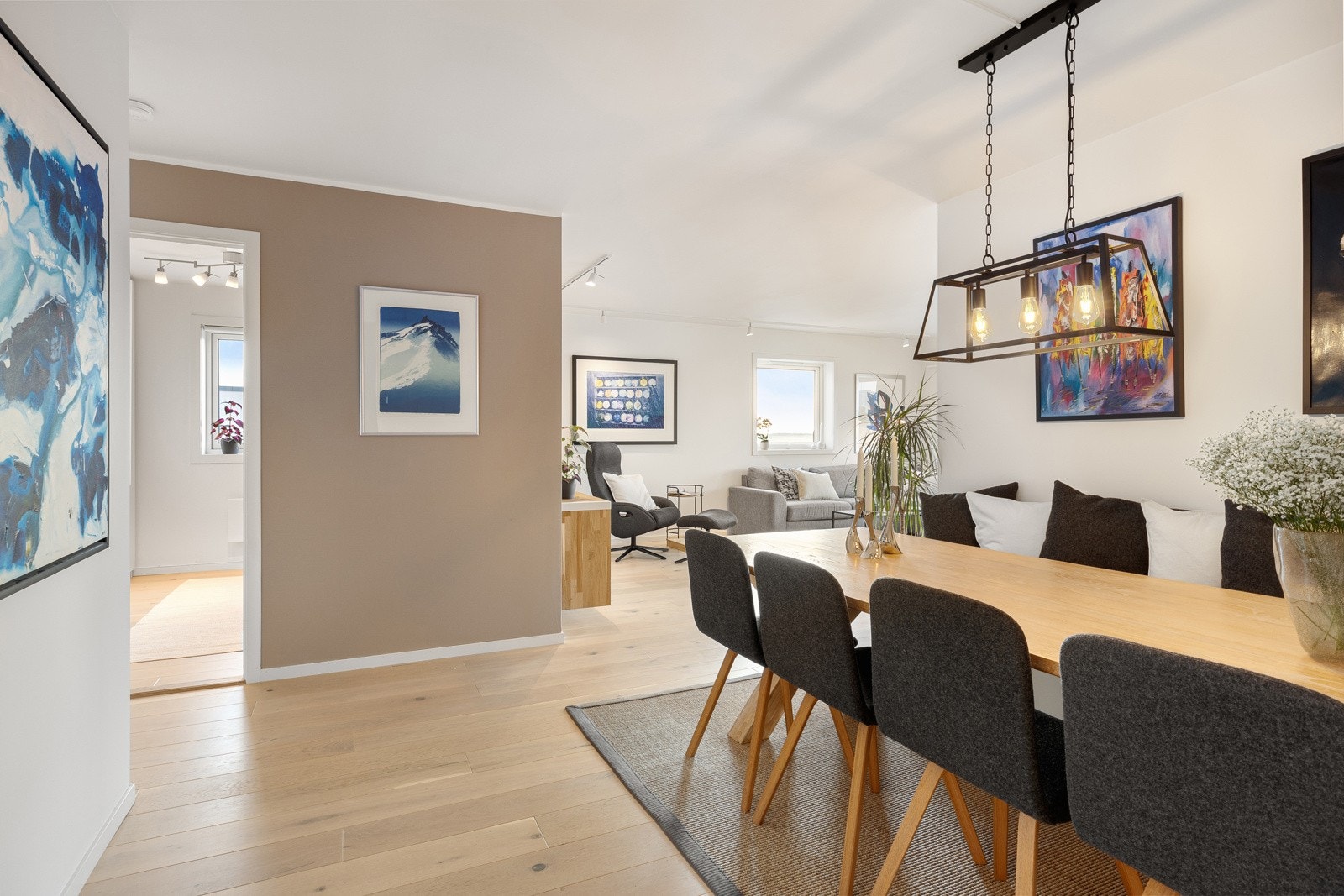 Varmbeige fondvegger er trendy og bidrar til en lun stemning i rommene. Galleribilde