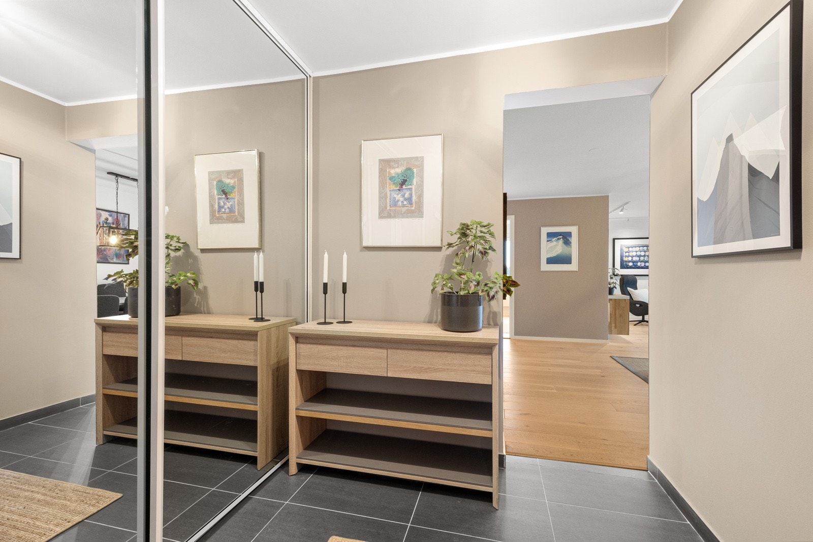 Entreen er tilknyttet en romslig bod/garderobe bak skyvedører med speilfronter. Galleribilde