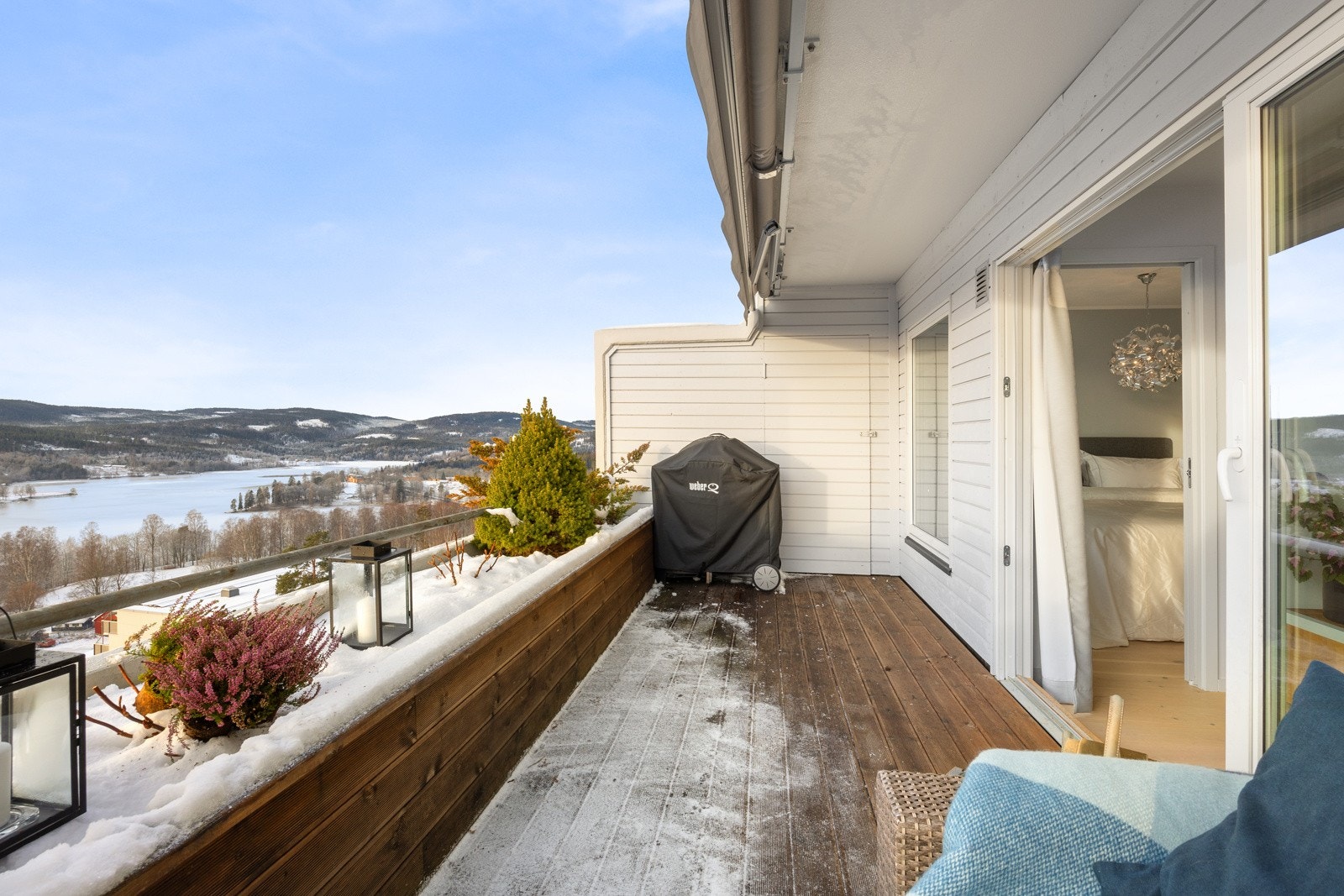 I leveggen mot naboen er det inngang til en utebod på ca. 2 kvm. Galleribilde