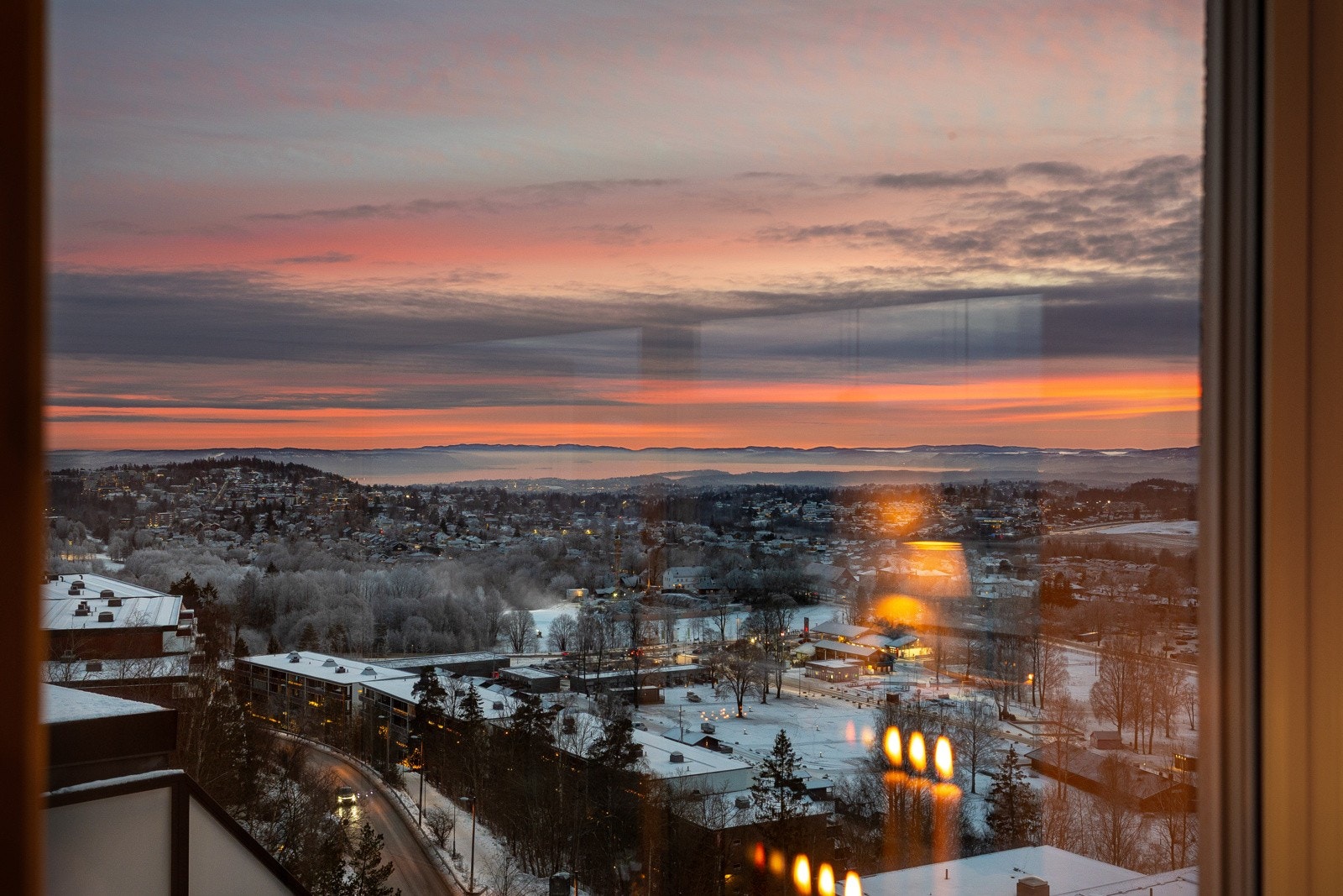 Nydelig utsikt til Oslofjorden fra hele stuen. Galleribilde