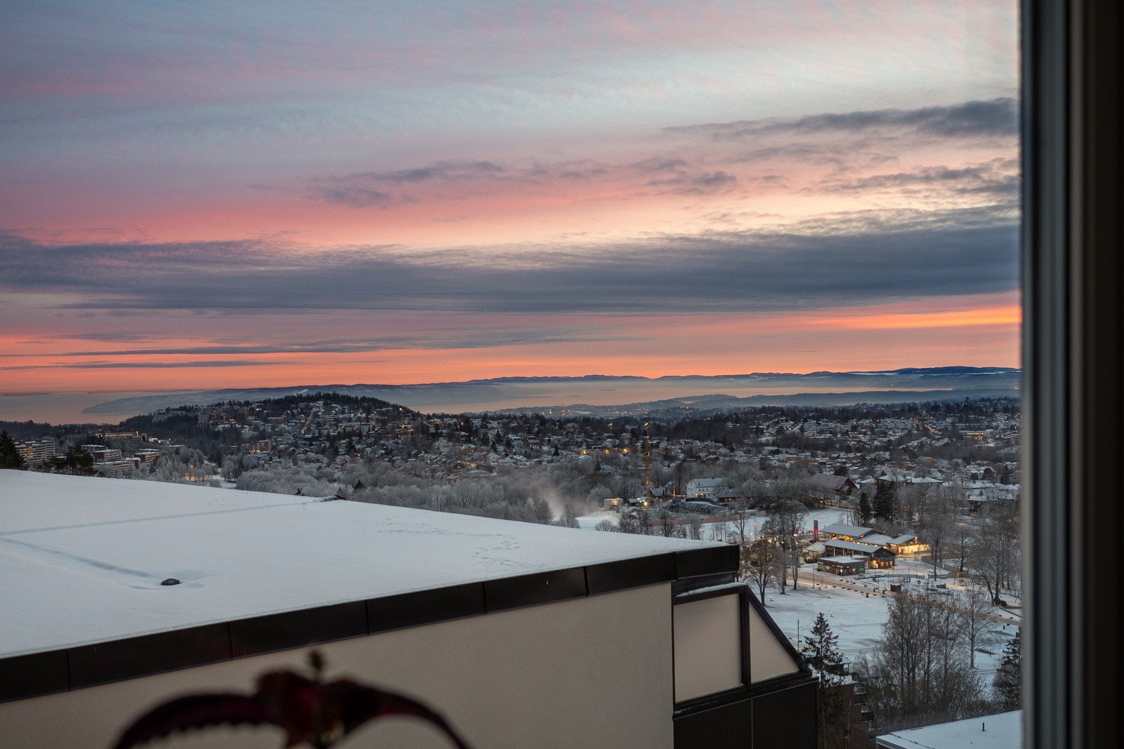 Paletten endrer seg gjennom året og gir en unik stemning når vinterlandskapet kles i hvitt og frostrøyk mot rosa himmel. Galleribilde