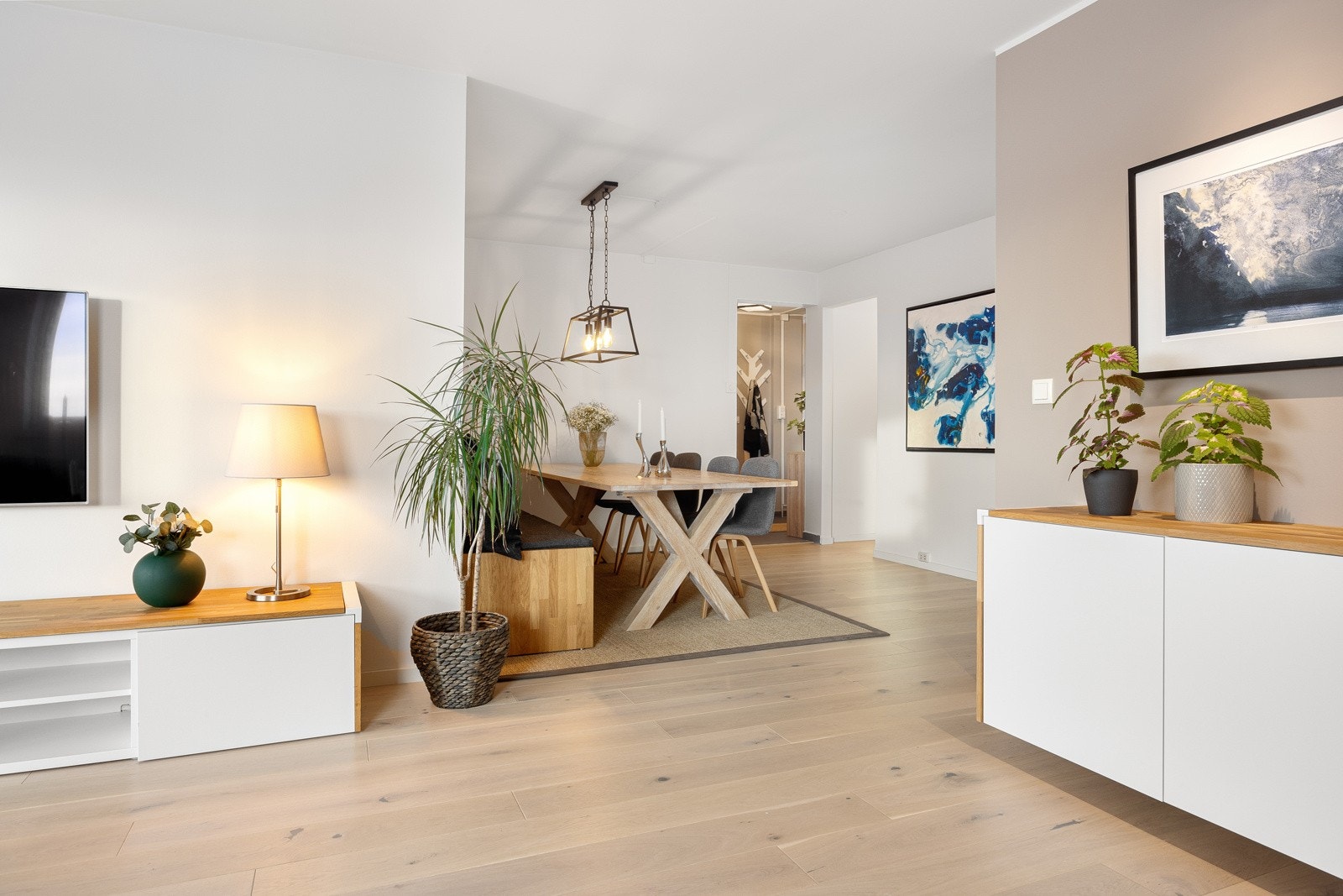 Leiligheten har en familievennlig planløsning, internplassering og beliggenhet. Galleribilde