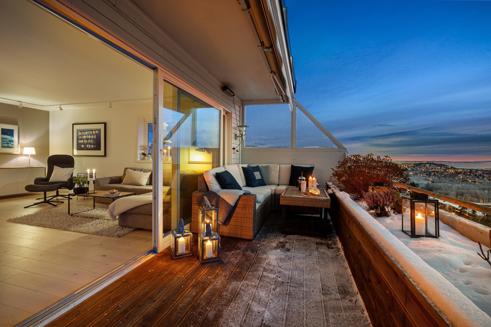 Leiligheten har en sydvestvendt terrasse på ca. 11 kvm med optimale sol- og utsiktsforhold. Galleribilde