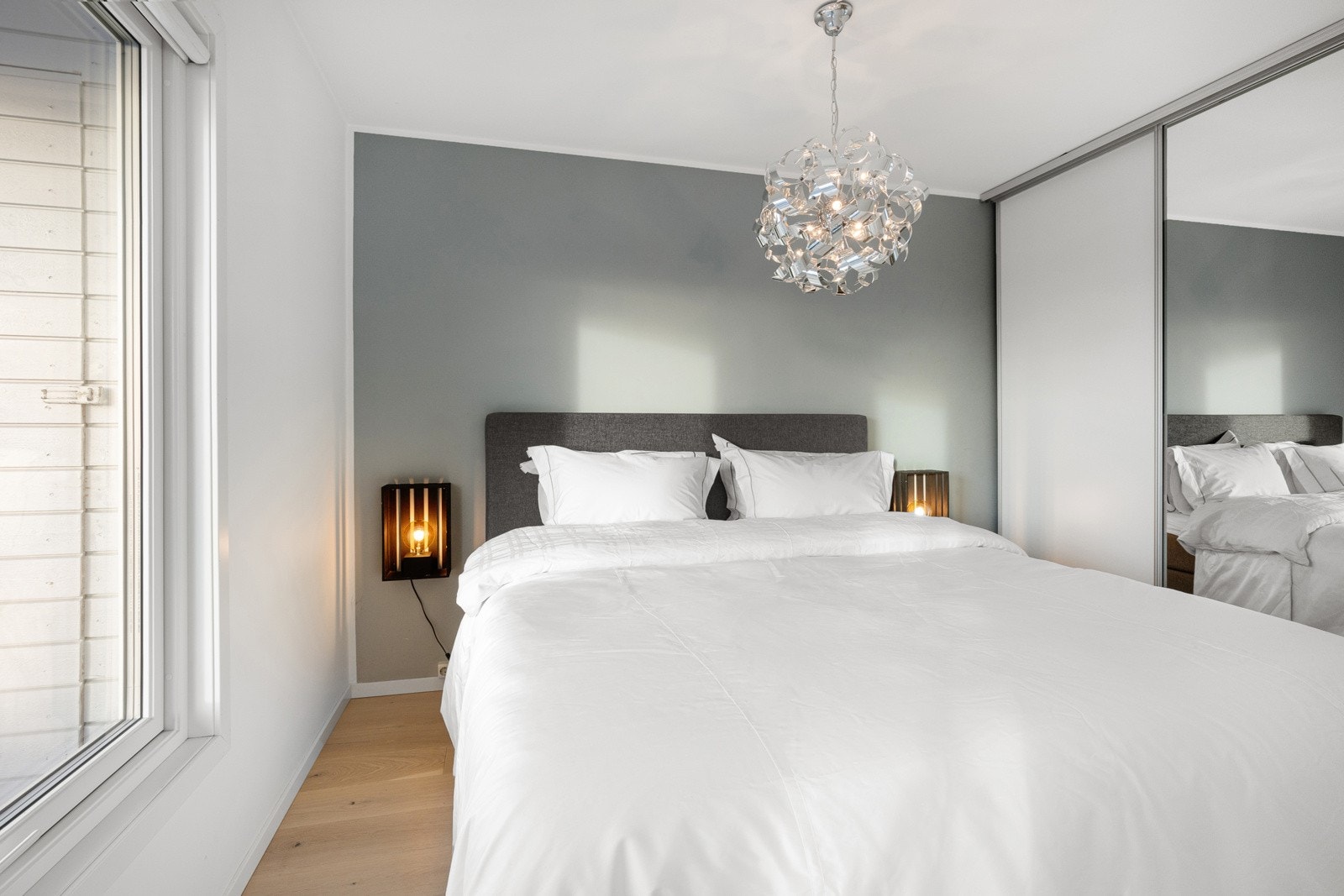 Fjordutsikt fra sengen i master bedroom. Det ble også montert ny skyvedørsgarderobe i 2017. Galleribilde