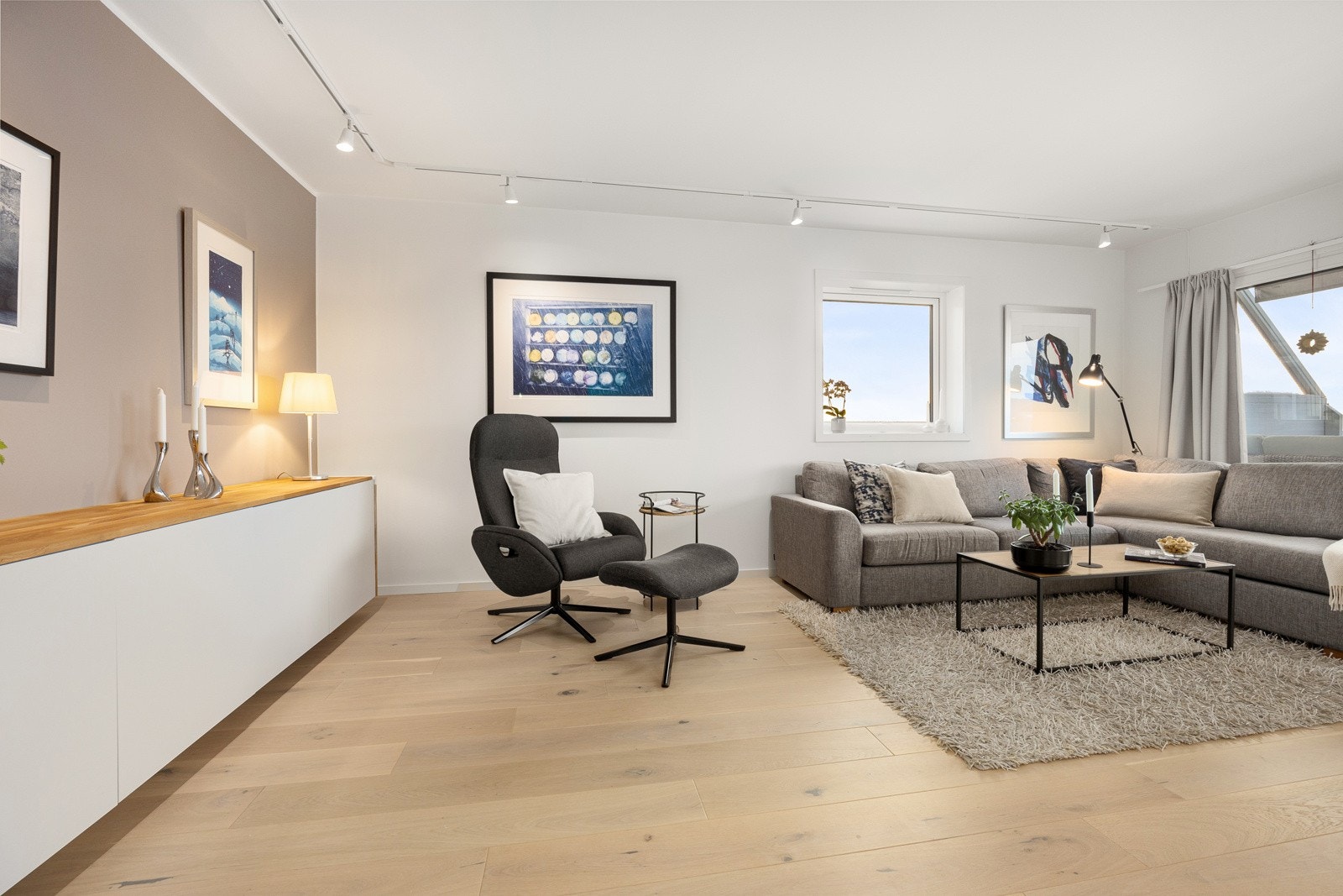 Rommet har lysmalte overflater, varmbeige fondvegg og listefri himling med spotskinner. Galleribilde