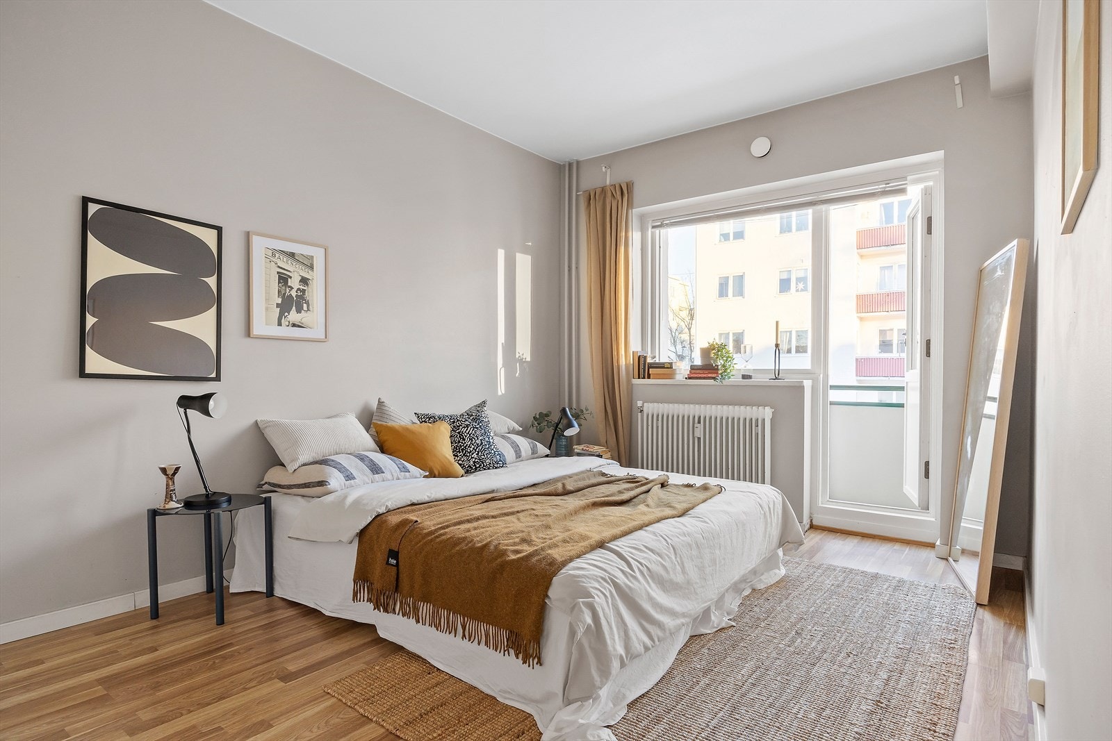 Soverommet er stort og malt i en lun beigefarge, som gir en god atmosfære til rommet Galleribilde