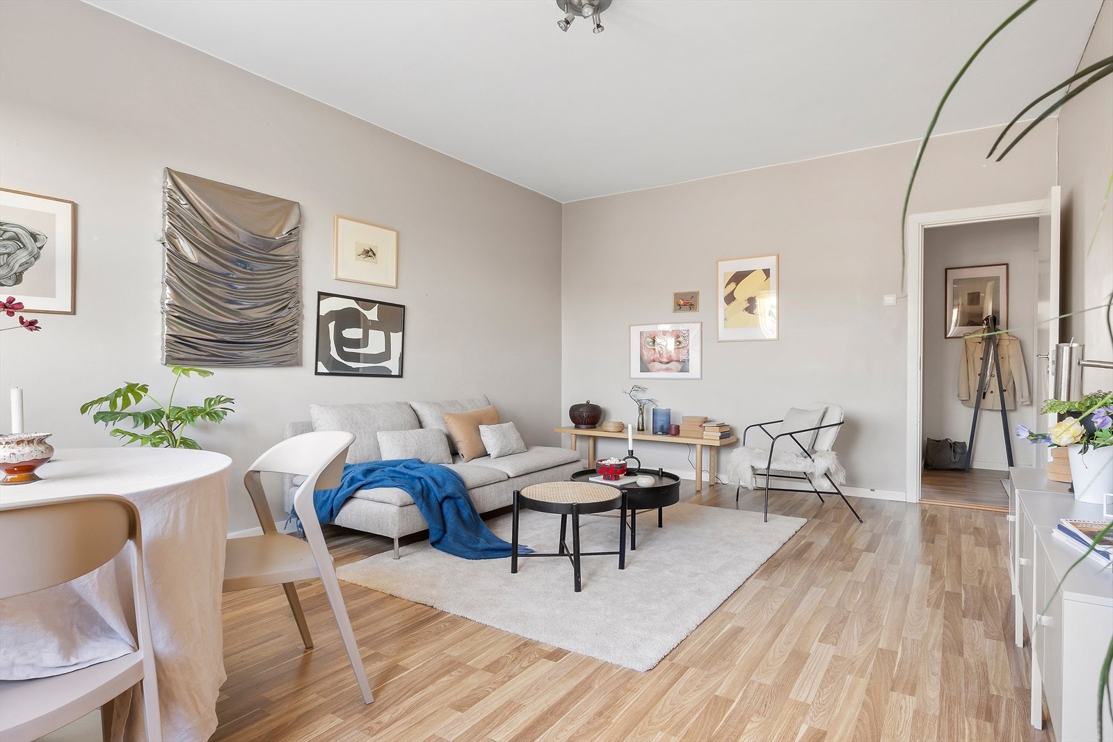 Den romslige stuen har god plass for sofagruppe, spisebord og annet møblement Galleribilde