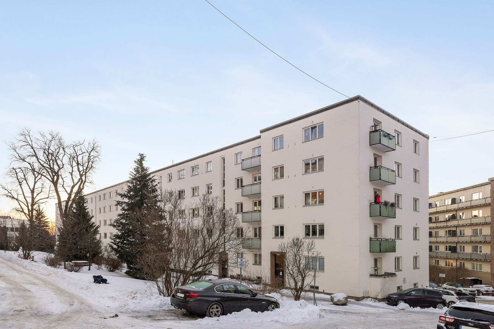 Sameiet disponerer 40 parkeringsplasser for utleie til beboerne i sameiet. Parkeringsplassene 38, 39 og 40 gjesteplasser. Parkering leies direkte av P-service. Galleribilde