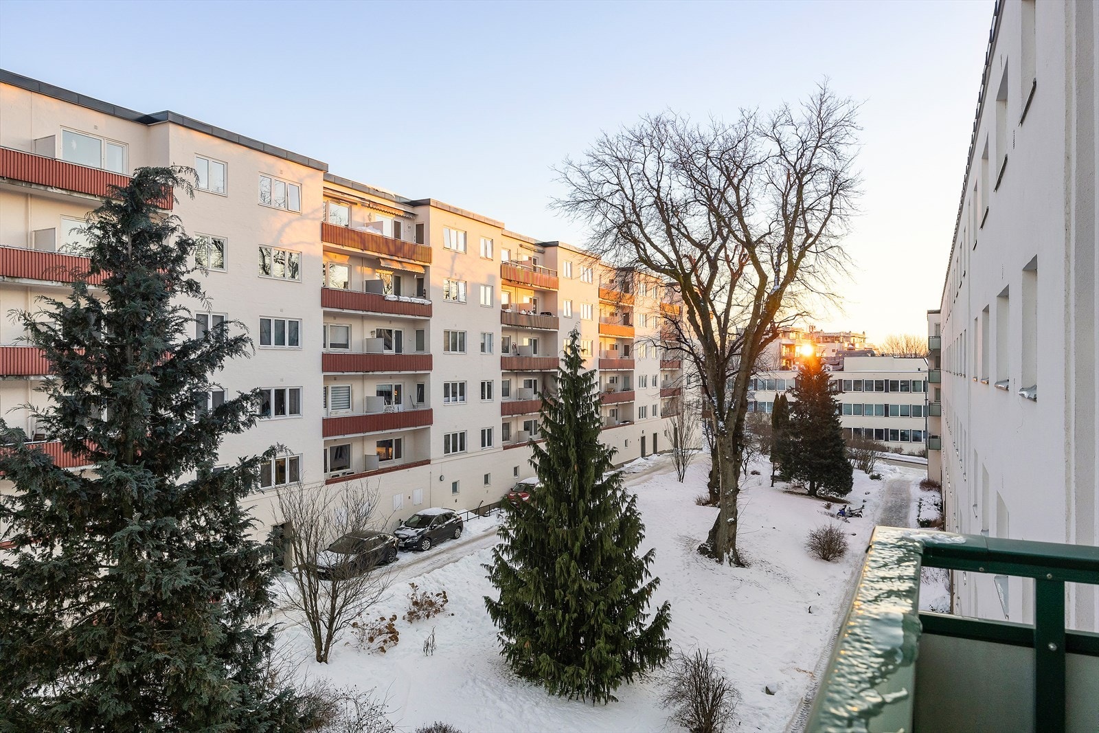 Balkongen ligger vendt mot stille gårdsrom Galleribilde