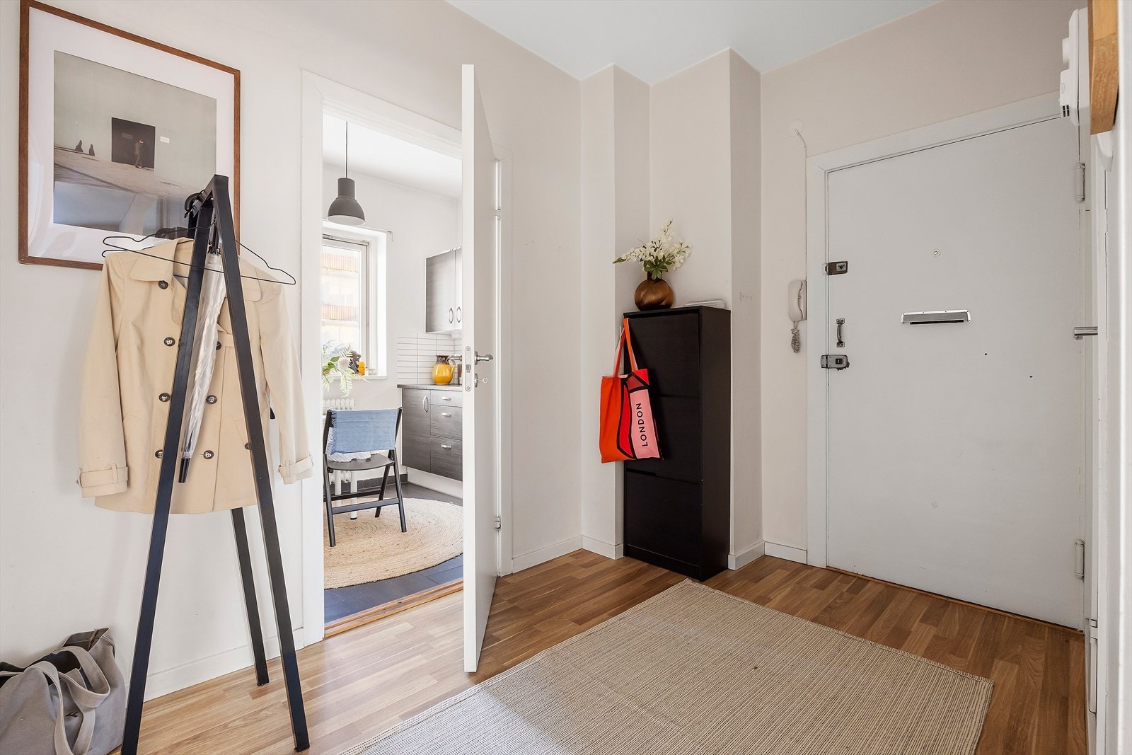 Entréen er innbydende med lyse farger på veggene og godt med oppbevaringsplass for jakker og sko Galleribilde