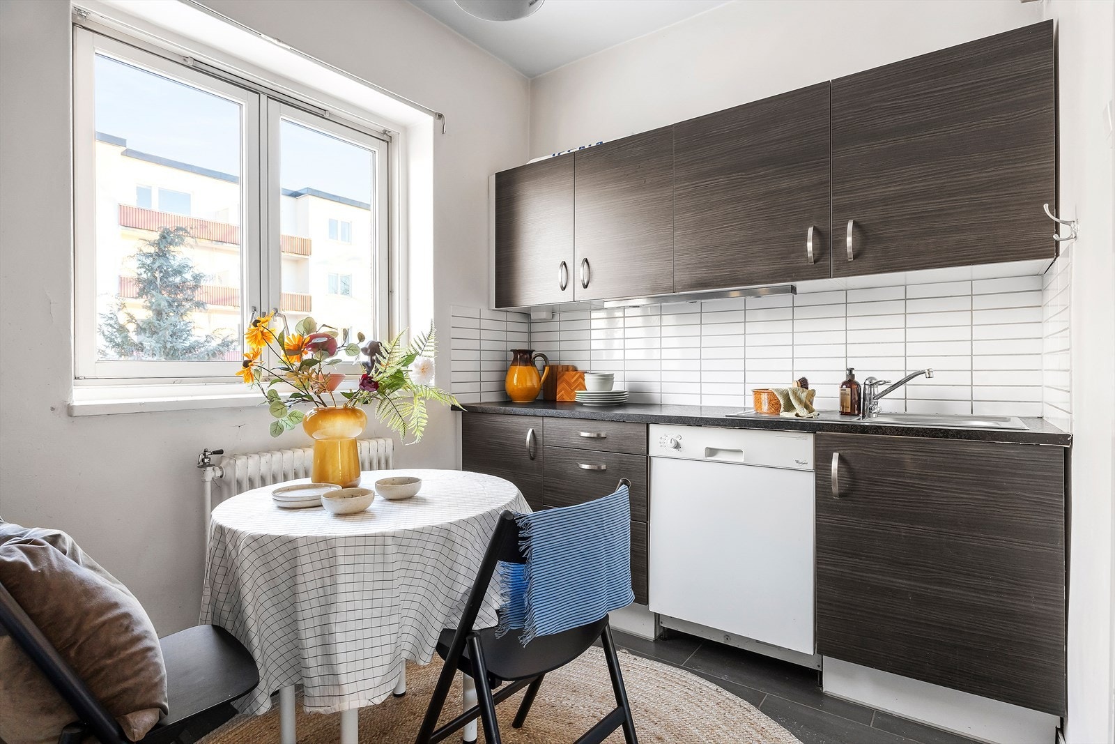 Det er separat kjøkkenrom med god spiseplass under vinduet Galleribilde