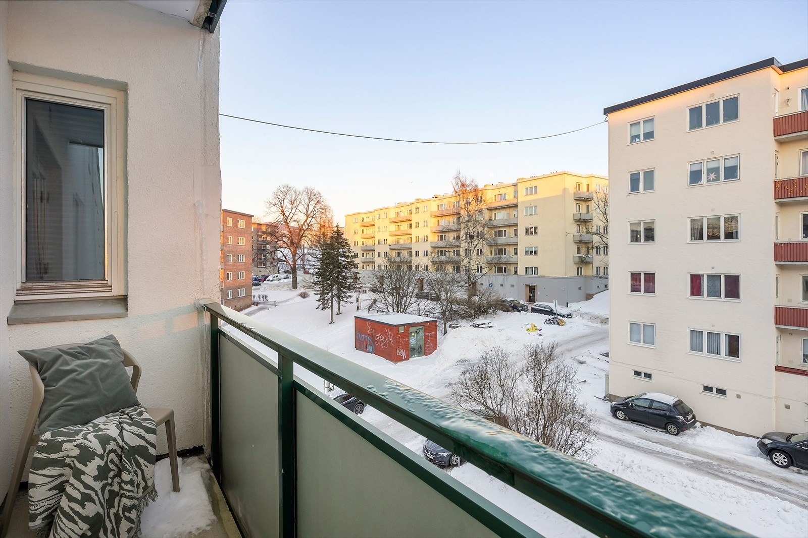 Balkongen er på 3 kvm med plass for lite kaféesett Galleribilde