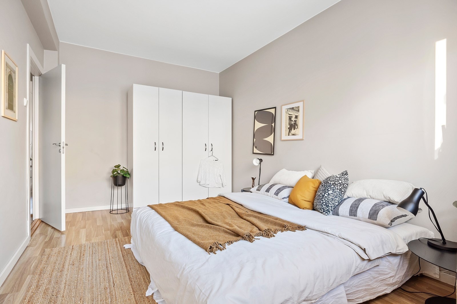 Det er god plass for dobbeltseng med tilhørende nattbord på hver side og medfølgende garderobeskap Galleribilde