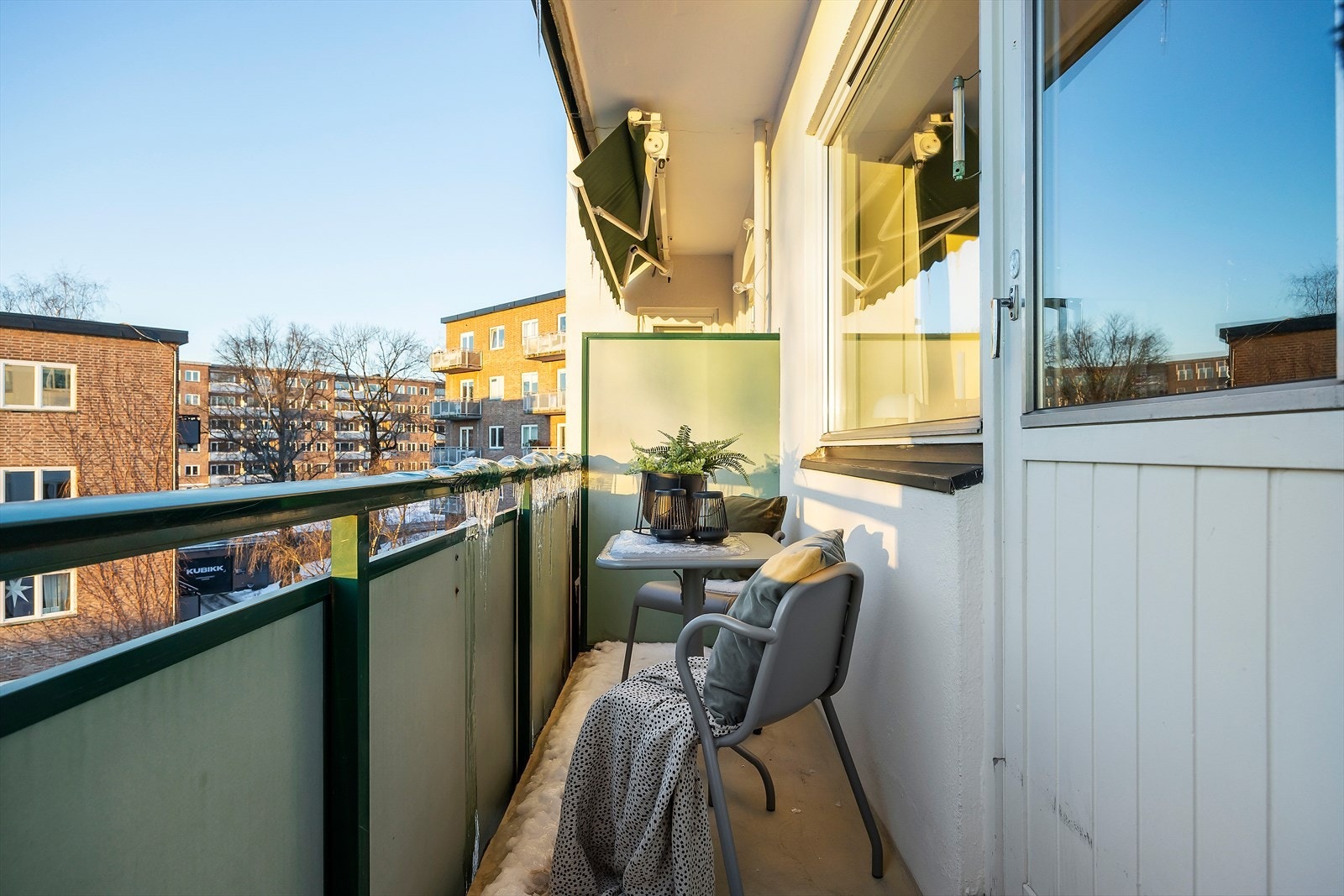 Fra stuen er det utgang til en herlig balkong på 4 kvm som har plass for sittegruppe, grill og beplantning Galleribilde