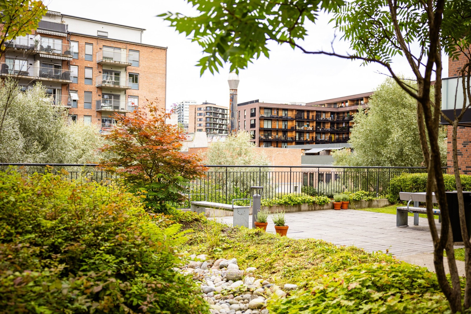 Det er etablert fine grøntområder med vannspeil, hyggelige møteplasser og torg i nærområdet. Galleribilde
