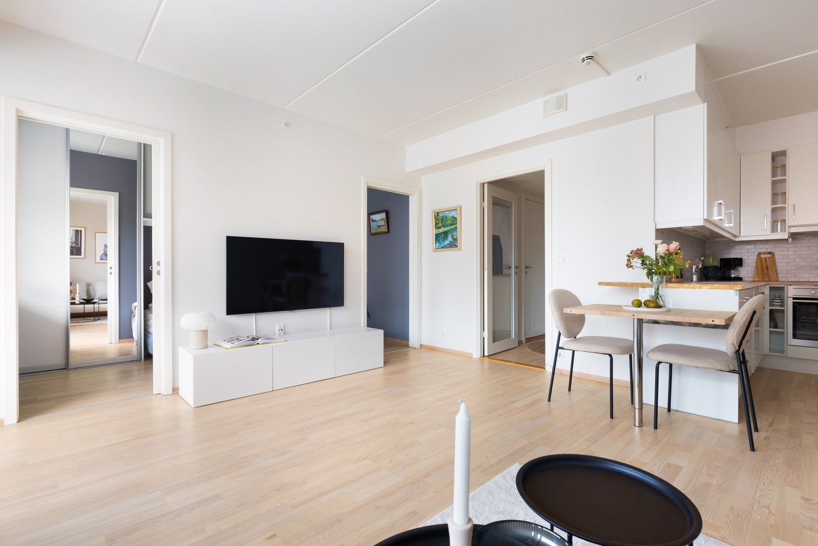 Oppholdsrommet er malt i lyse fargevalg og har parkett på gulv - noe som er gjennomgående for hele boligen med unntak av bad. Galleribilde