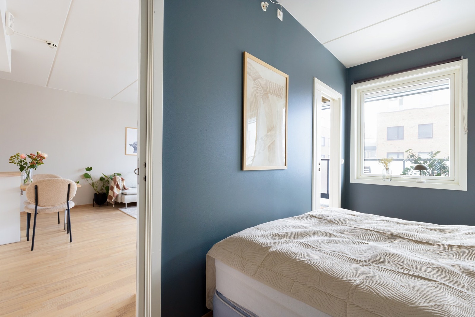 Rommet er malt i behagelige fargevalg. Galleribilde