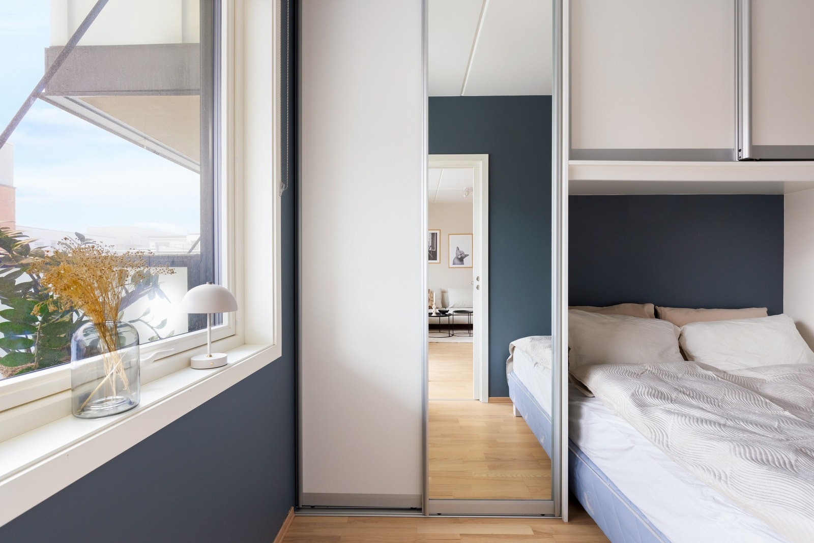 Godt med oppbevaringsplass i garderobeskap som blir stående. Galleribilde