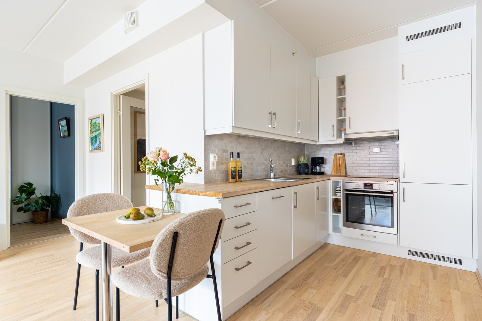 Kjøkkenet er godt utnyttet med mye skap- og benkeplass. Galleribilde