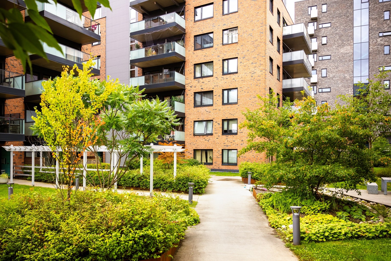 Borettslaget har et pent opparbeidet gårdsrom. Galleribilde