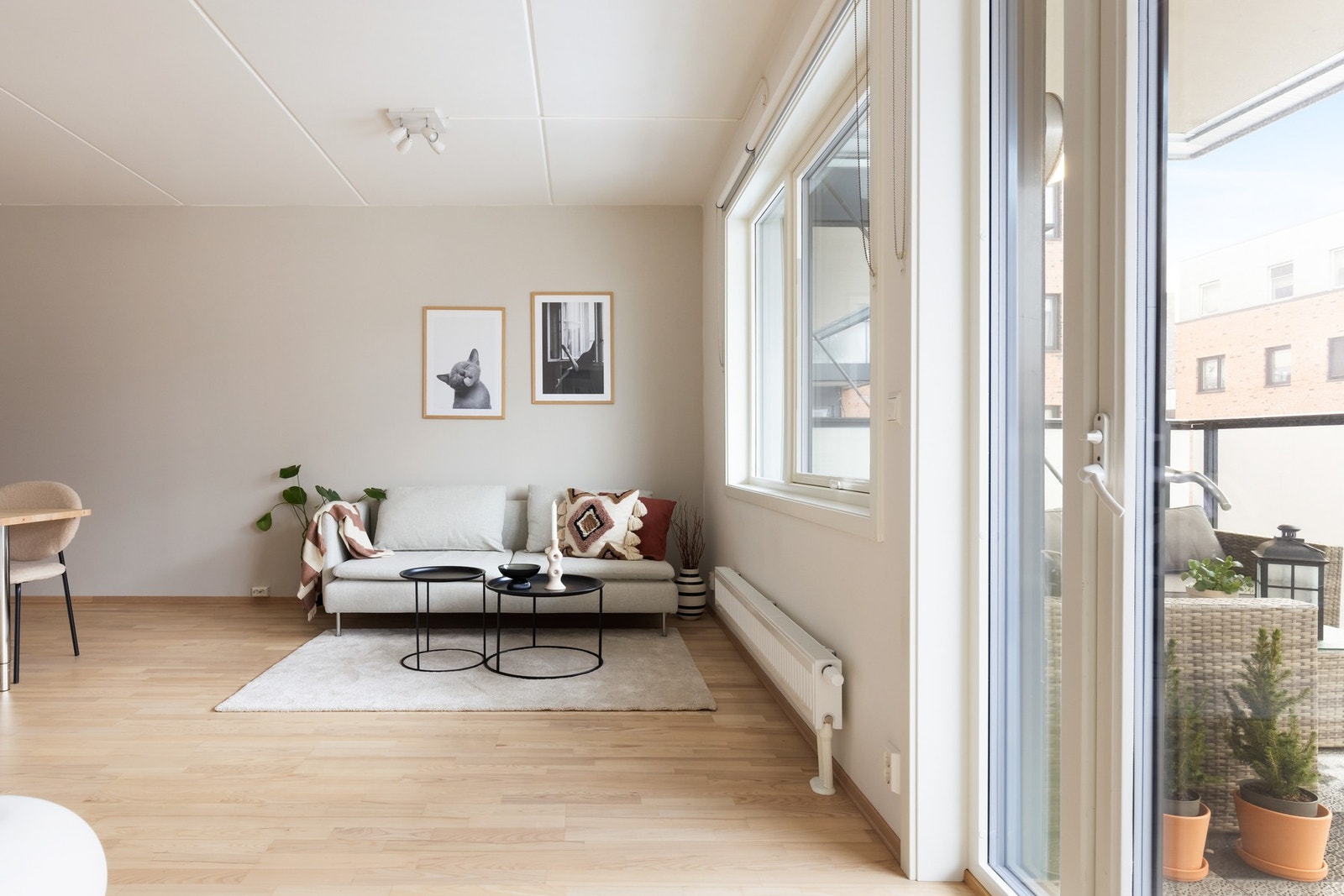 Boligen holder en god standard, og fremstår lys og luftig med god takhøyde samt store vindusflater. Galleribilde