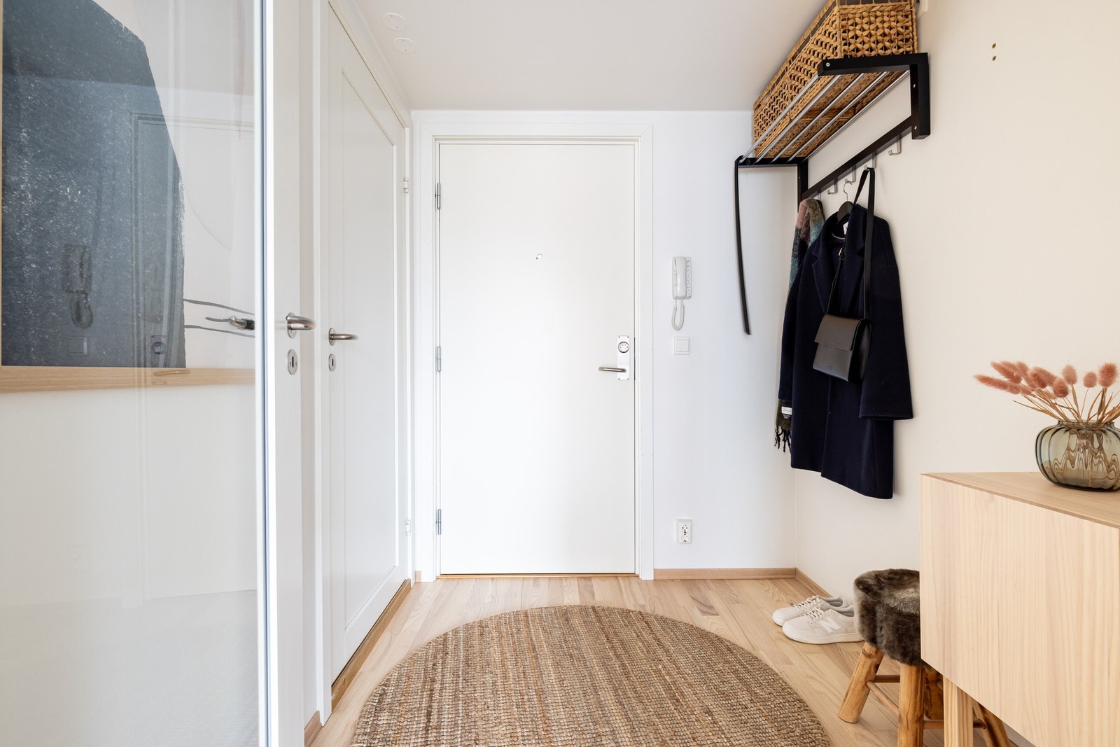 Her er det plass til kommode, speil og knaggrekke. Av ekstern lagring medfølger to boder i kjeller på 12 kvm. Galleribilde