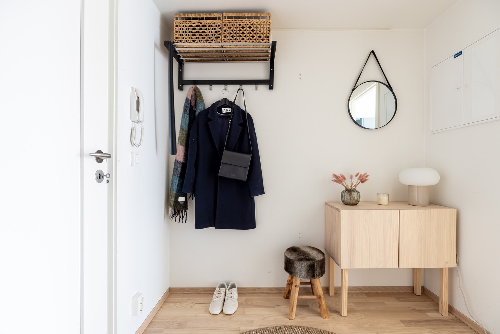 Lys entré gir godt førsteinntrykk av boligen. Galleribilde