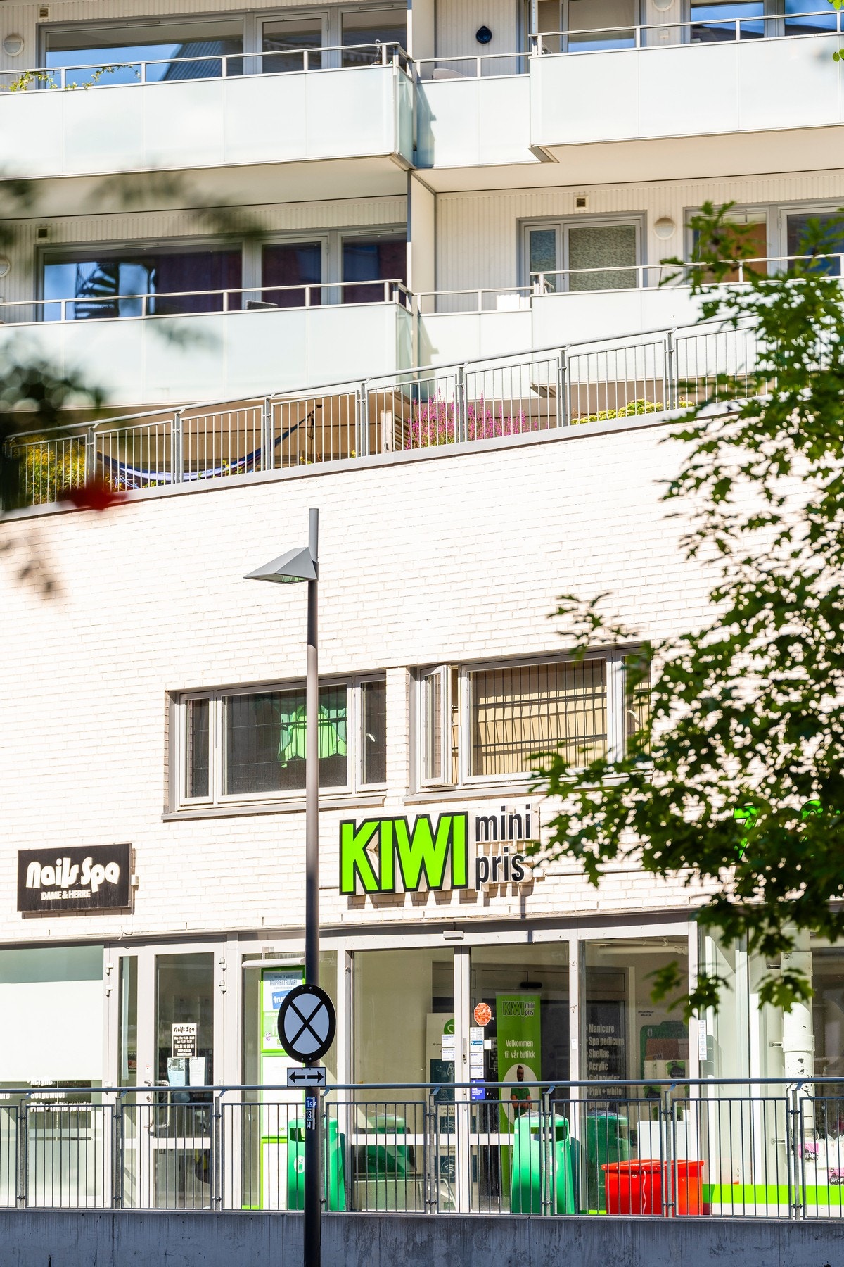 Dagligvarehandelen kan gjøres ved blant annet Kiwi i Kværnerbyen og Rema 1000 på Vålerenga. Galleribilde