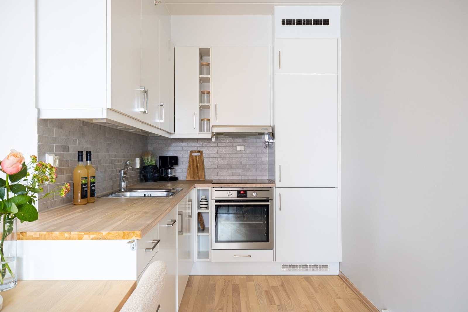 Det er montert lys, fliser og stikkontakter under overskapene. Galleribilde