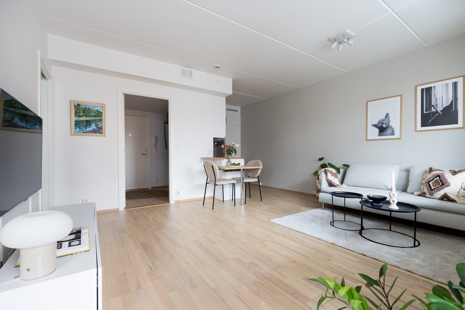 Stue og kjøkken er i en åpen løsning og gir med det et sosialt allrom. Galleribilde