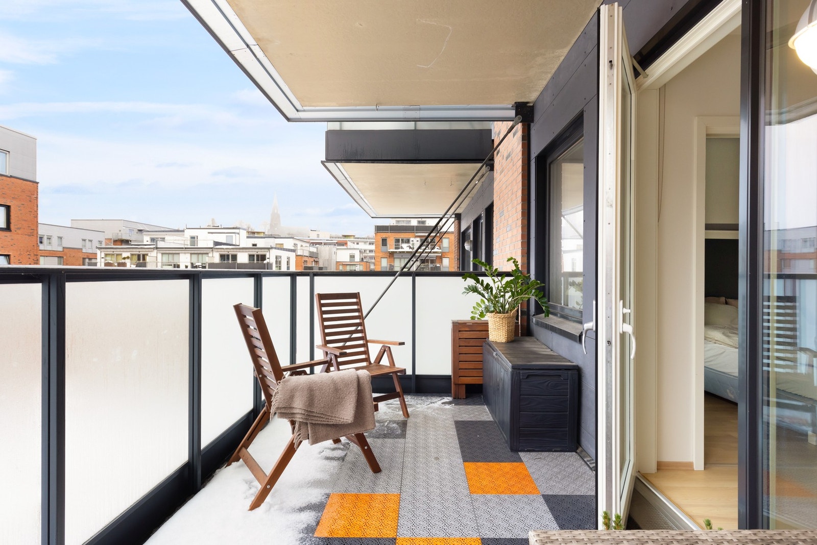 Balkongen har god plass til møblement, grill og beplantning. Det er tillatt med gass og el i borettslaget. Galleribilde