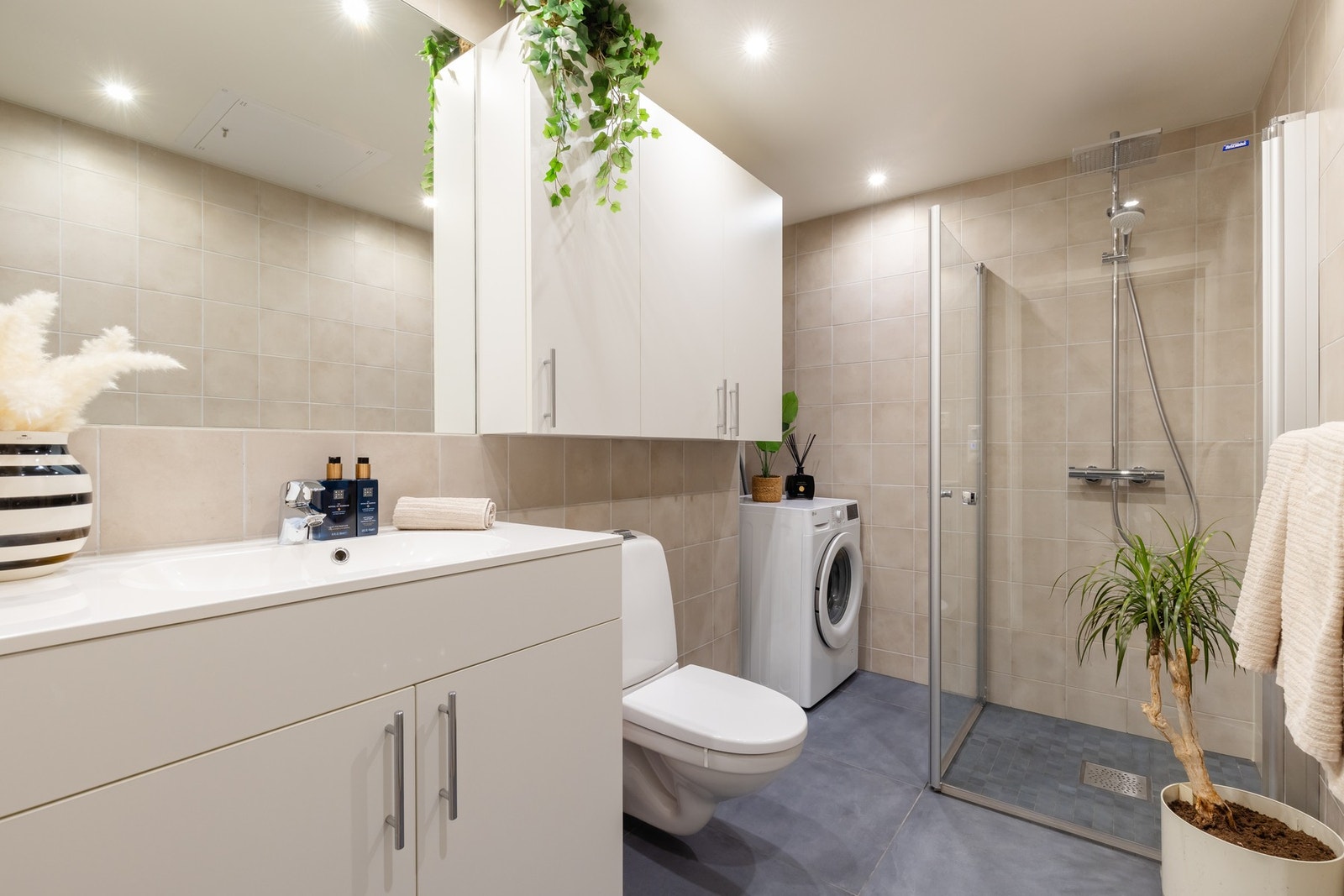 Flislagt bad med varme i gulv og downlights i himling. Det er opplegg for vaskemaskin og plass til tørketrommel. Galleribilde