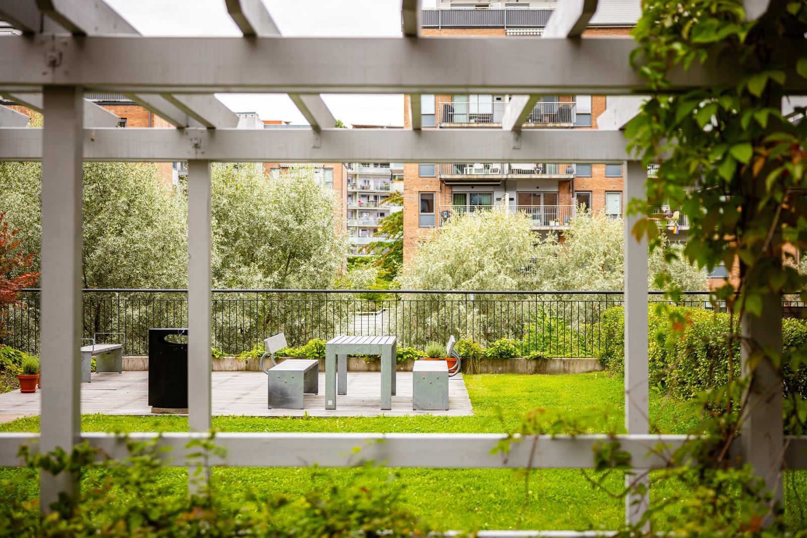 Felleseiendommen er opparbeidet med asfalterte og steinbelagte internveier, plenarealer og diverse fin beplantning. Området har også lekeplasser og felles sittegrupper. Galleribilde