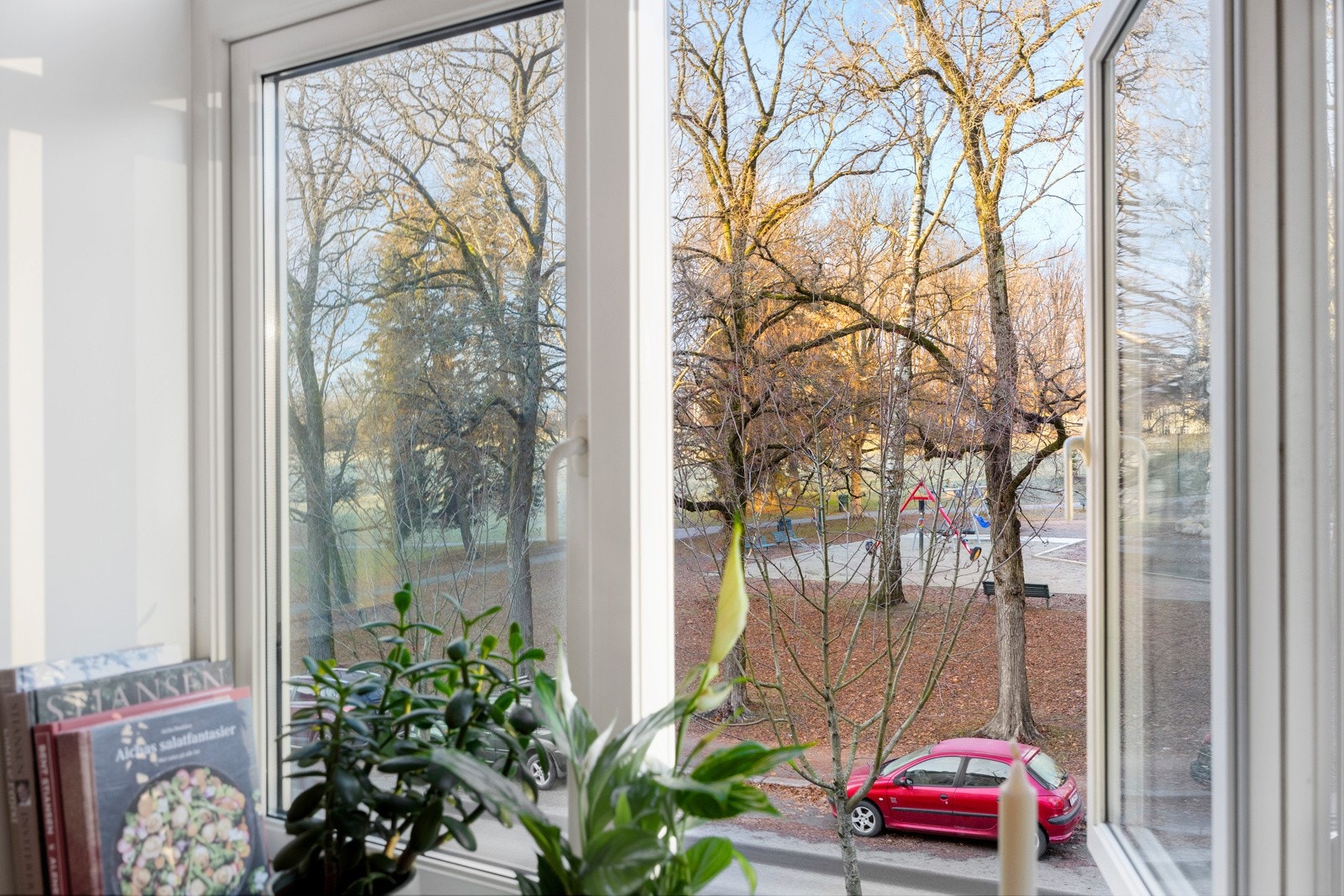 De gode vindusflatene slipper inn rikelig med naturlig dagslys. Galleribilde